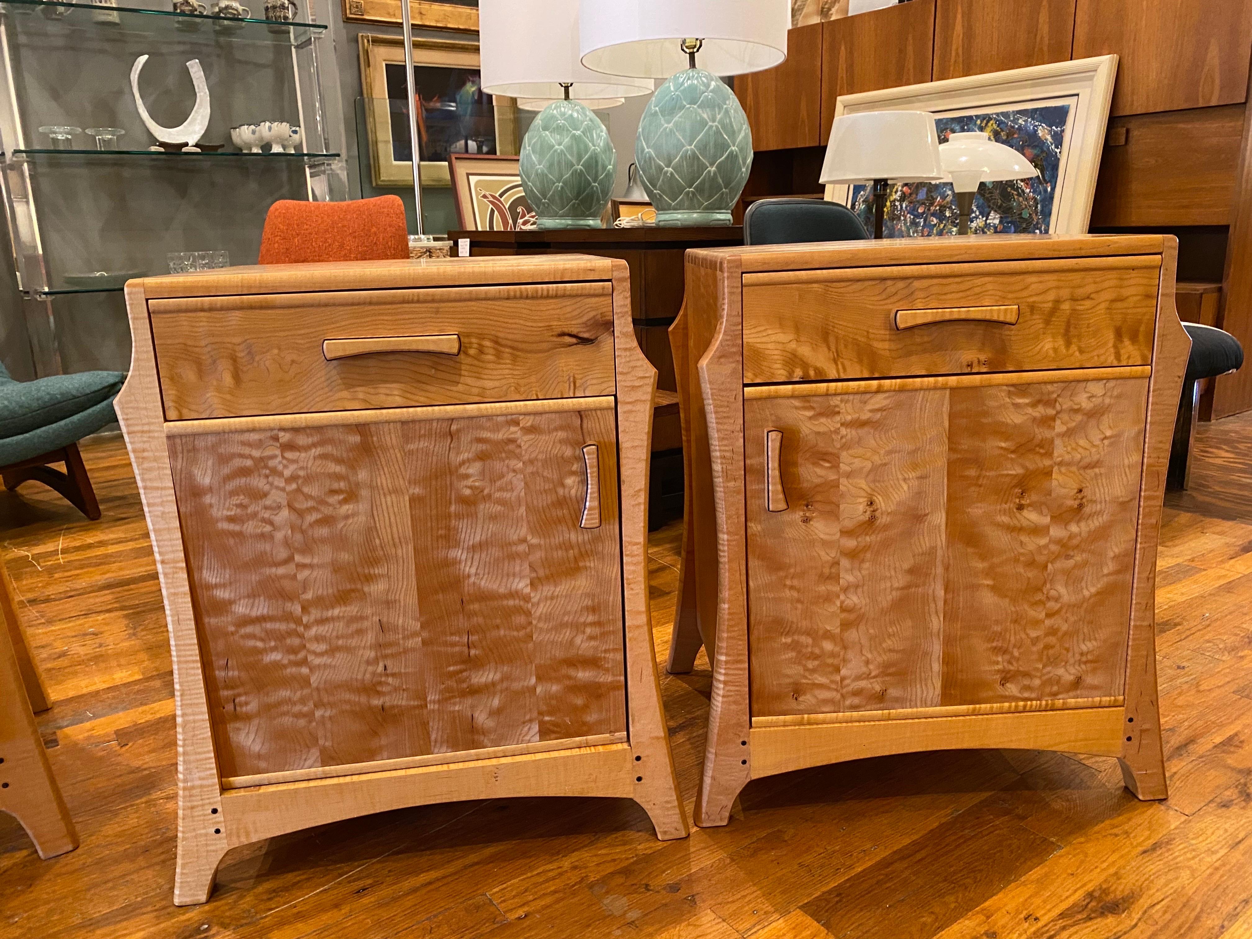 Pareja de mesillas de noche artesanales de madera de Anthony Kahn Madera en venta