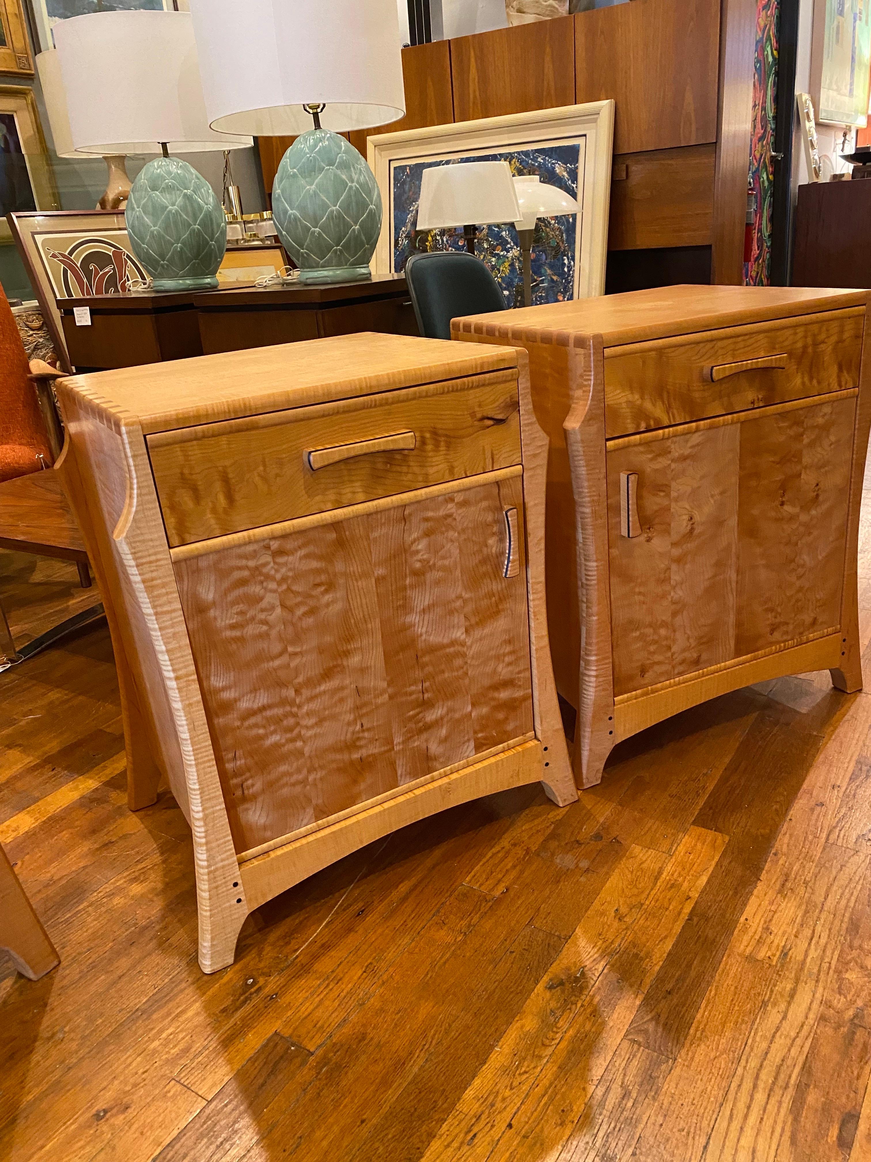 Pareja de mesillas de noche artesanales de madera de Anthony Kahn en venta 1