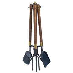 Modernistisches Feuerwerkzeug-Set mit Holzgriff