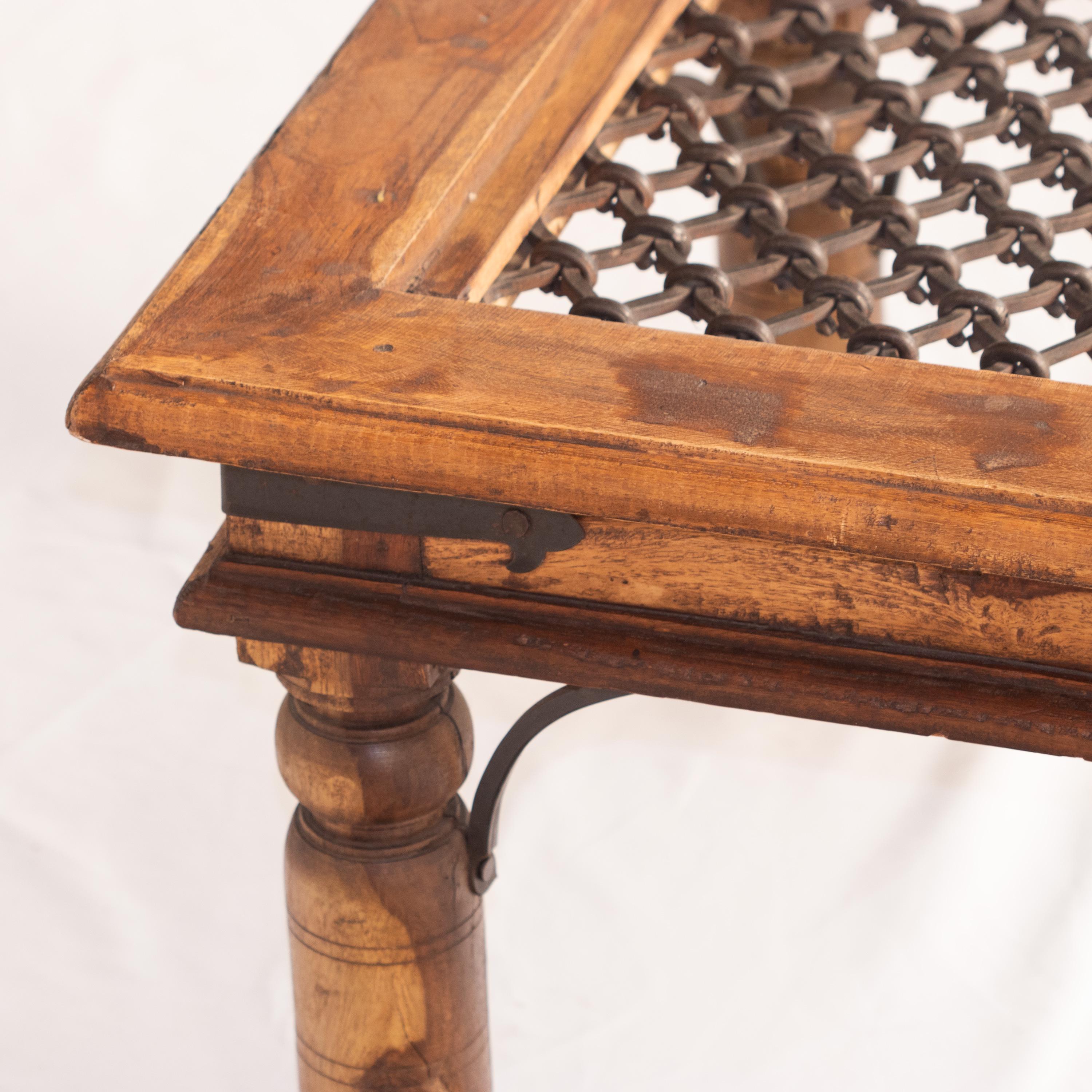 Sculpté à la main Table en bois faite à la main, design médiéval tissé en fer, mobilier traditionnel italien en vente