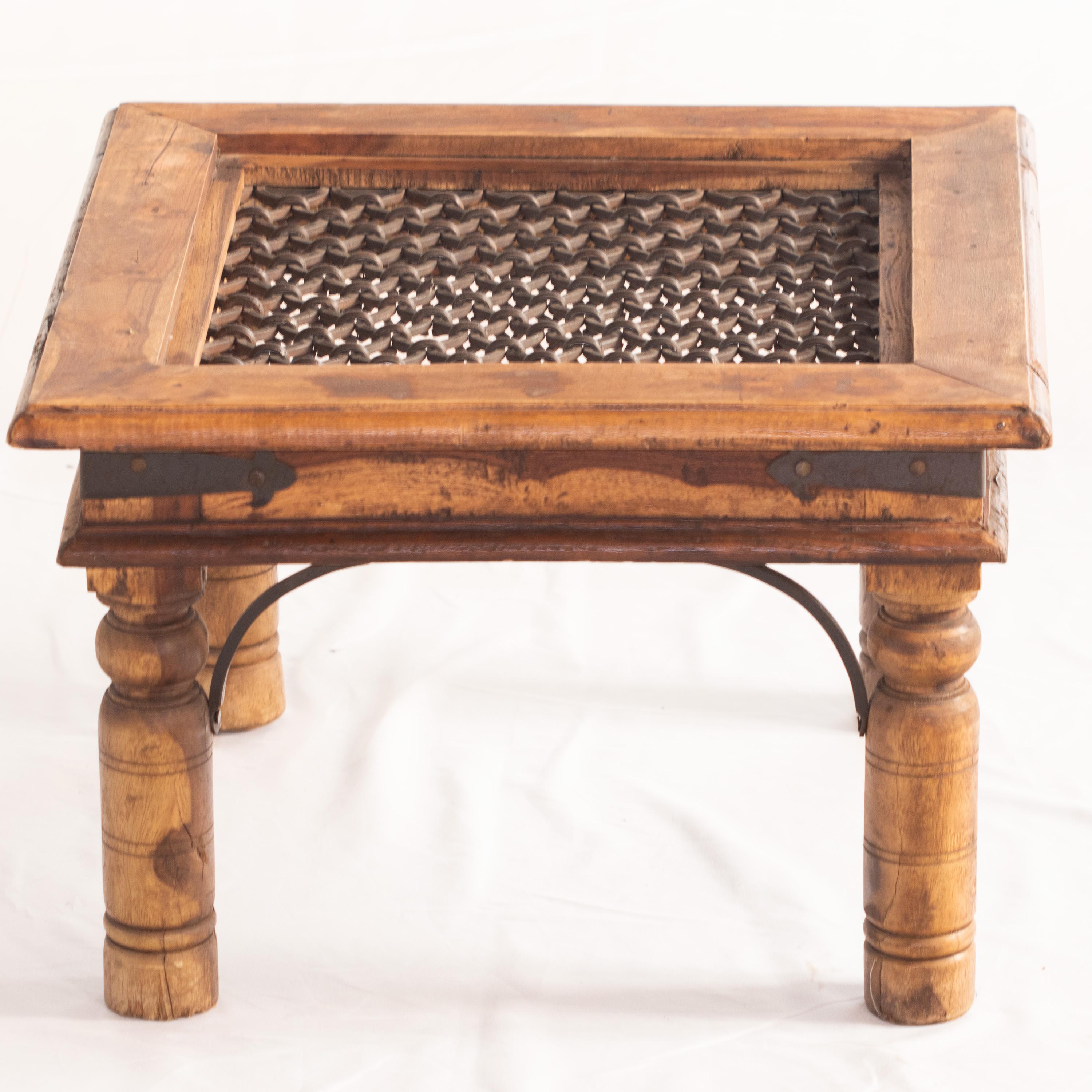 Fer Table en bois faite à la main, design médiéval tissé en fer, mobilier traditionnel italien en vente
