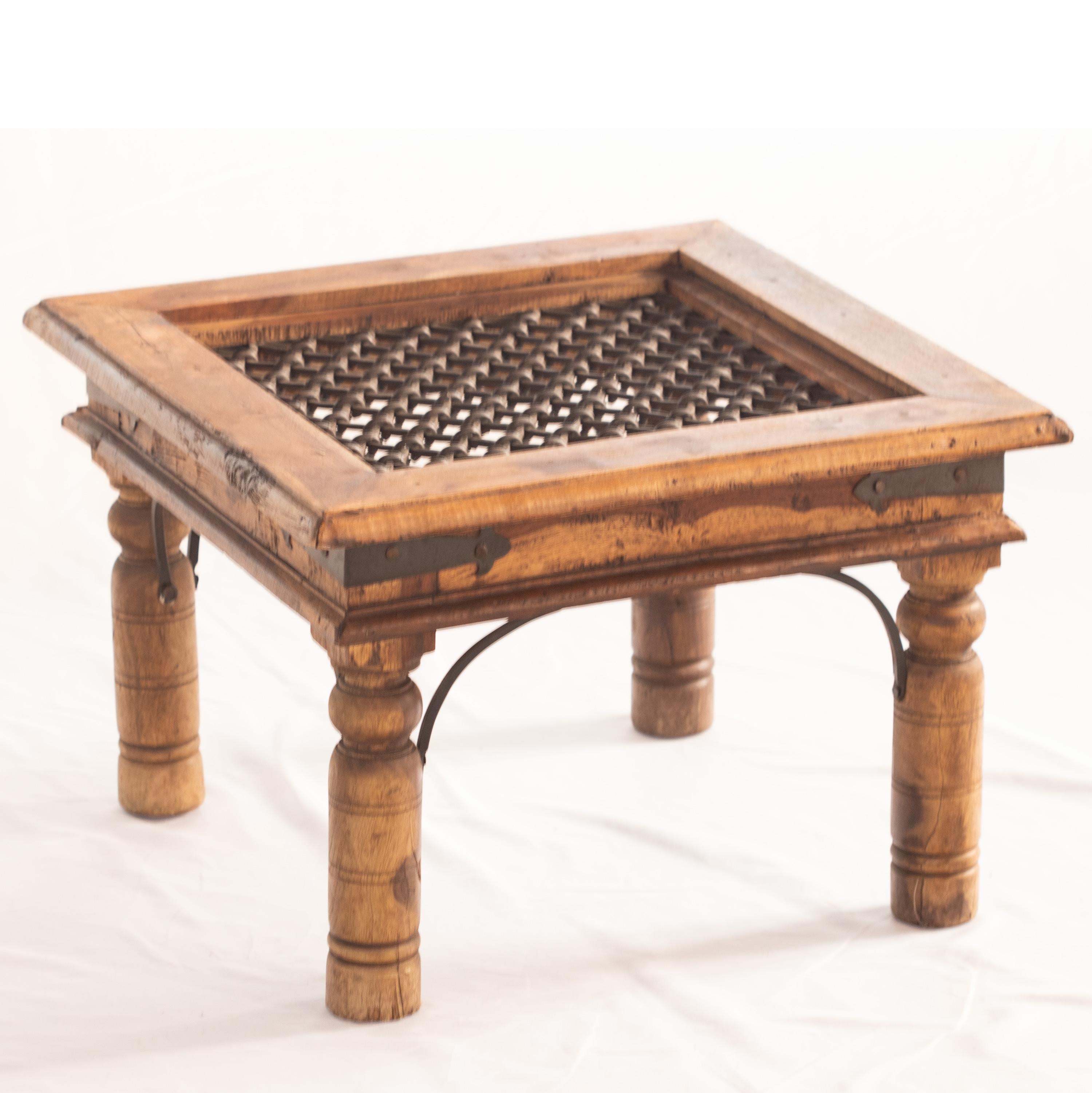 Table en bois faite à la main, design médiéval tissé en fer, mobilier traditionnel italien en vente 1