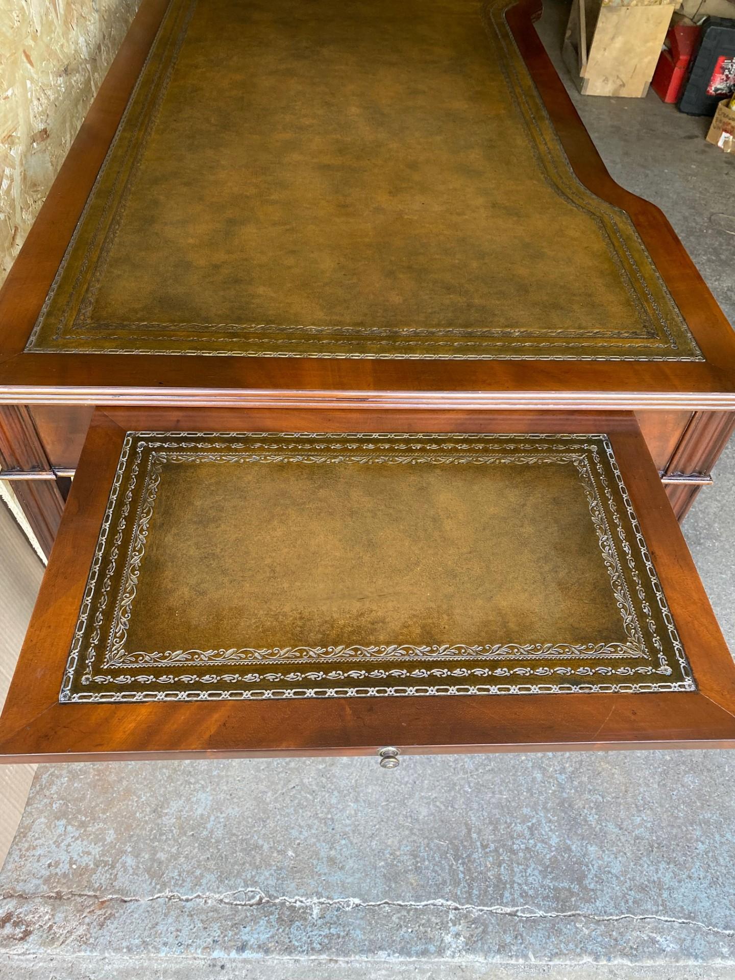 Table à écrire anglaise en bois et acajou de style Chippendale fabriquée par Hogan en vente 4