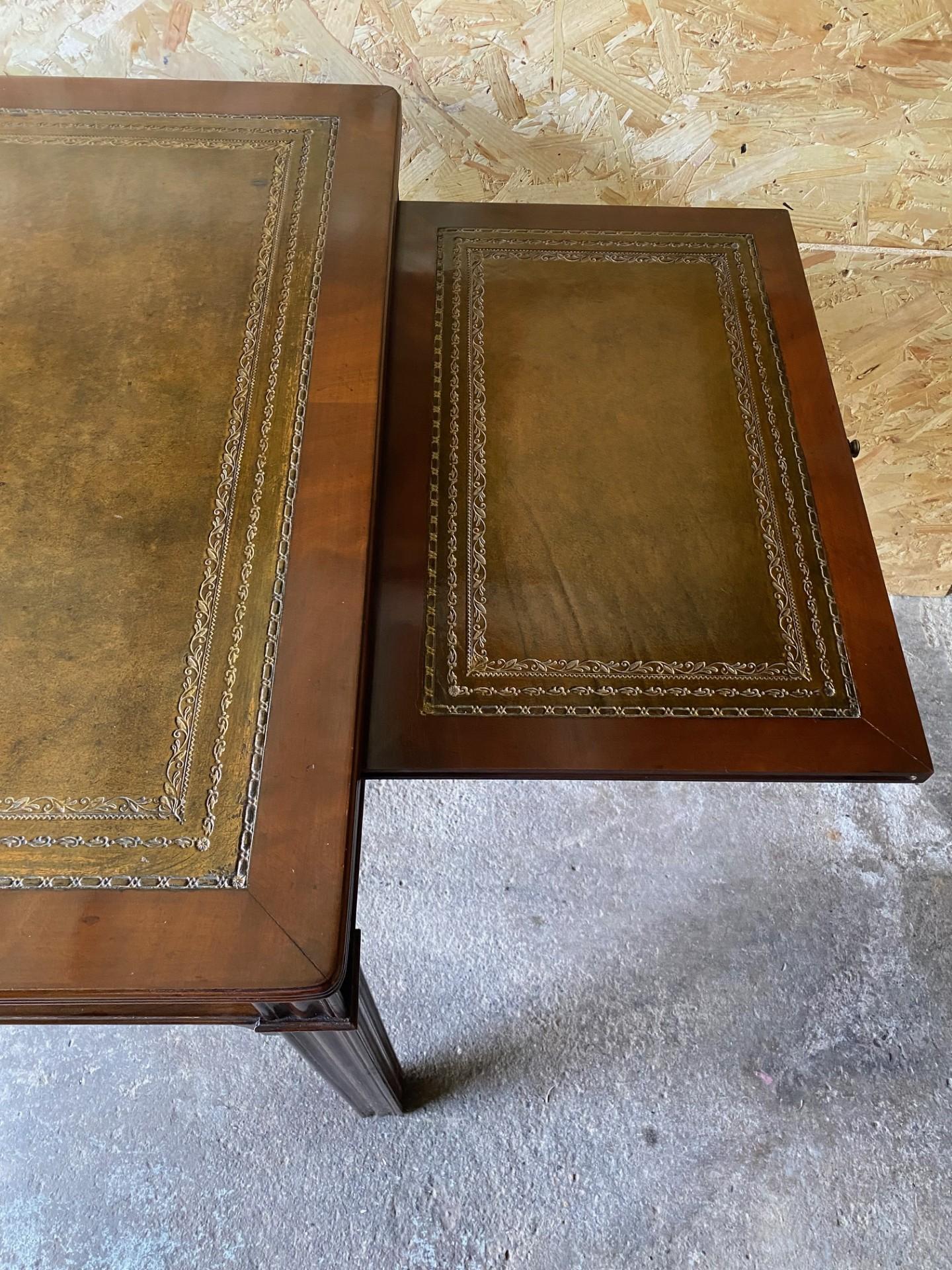 Laiton Table à écrire anglaise en bois et acajou de style Chippendale fabriquée par Hogan en vente