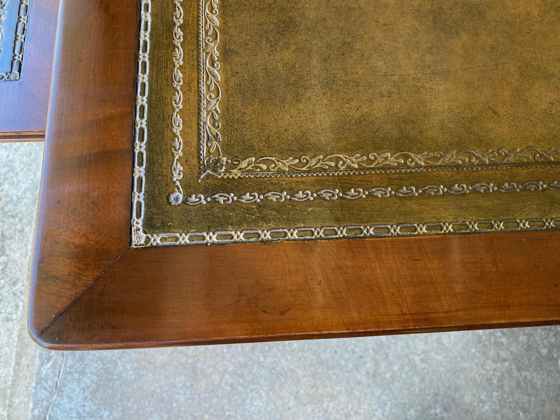 Table à écrire anglaise en bois et acajou de style Chippendale fabriquée par Hogan en vente 2