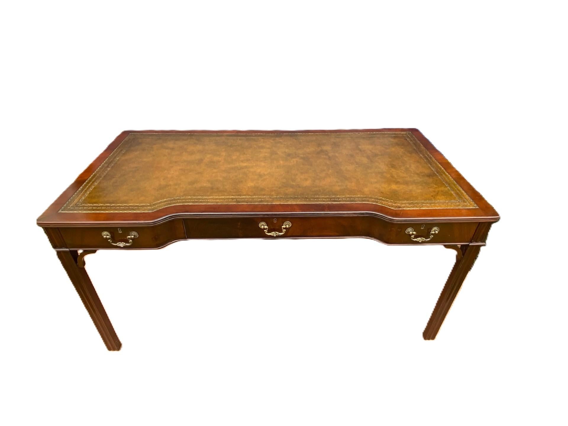 Table à écrire anglaise en bois et acajou de style Chippendale fabriquée par Hogan en vente 3