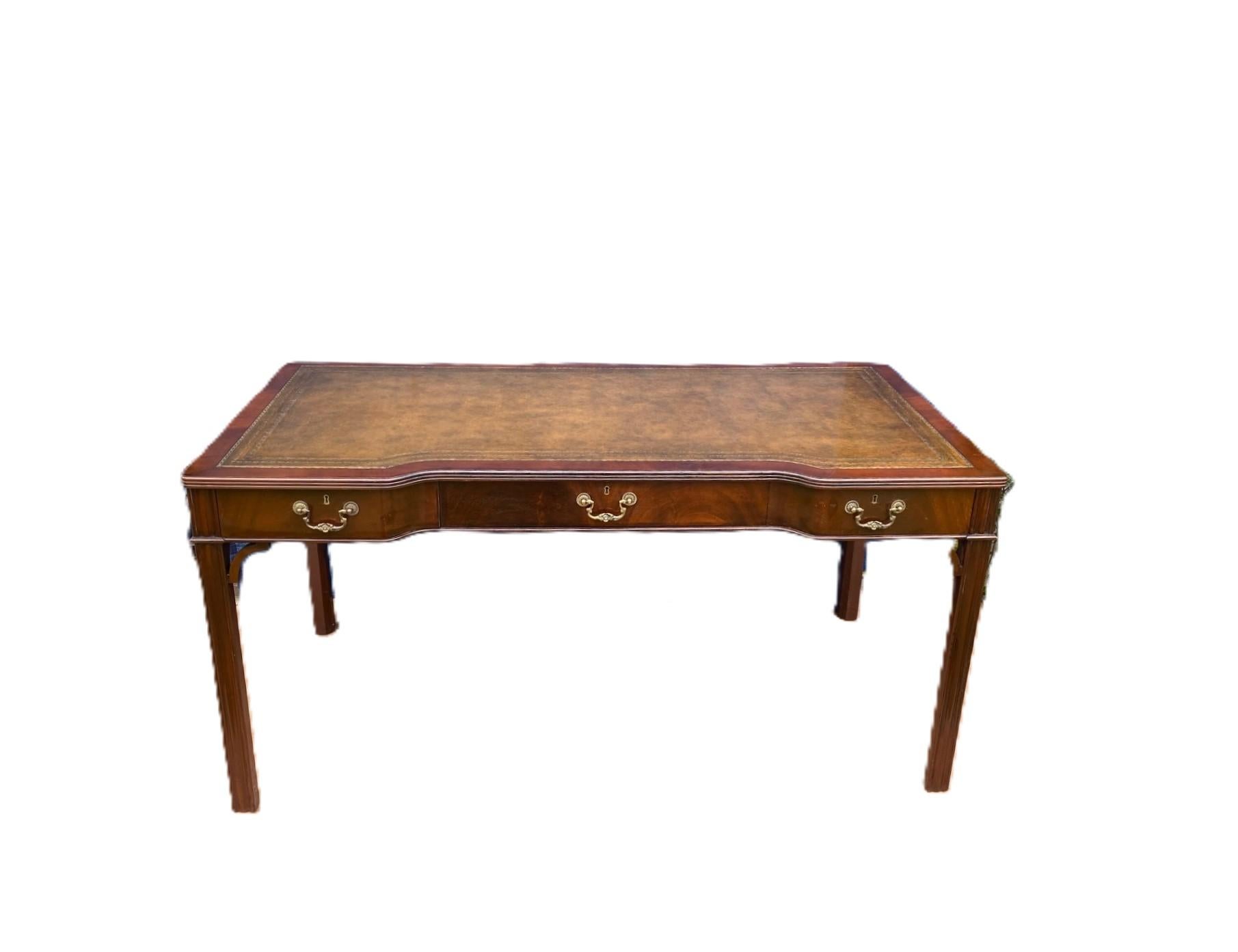 Fine Wood & HOGAN Table à écrire à trois tiroirs en acajou de style Chippendale, fabriquée à l'anglaise, avec dessus en forme de cuir estampé et glissières extractibles à chaque extrémité. Dessus en cuir vert olive coloré à la main à l'ancienne,