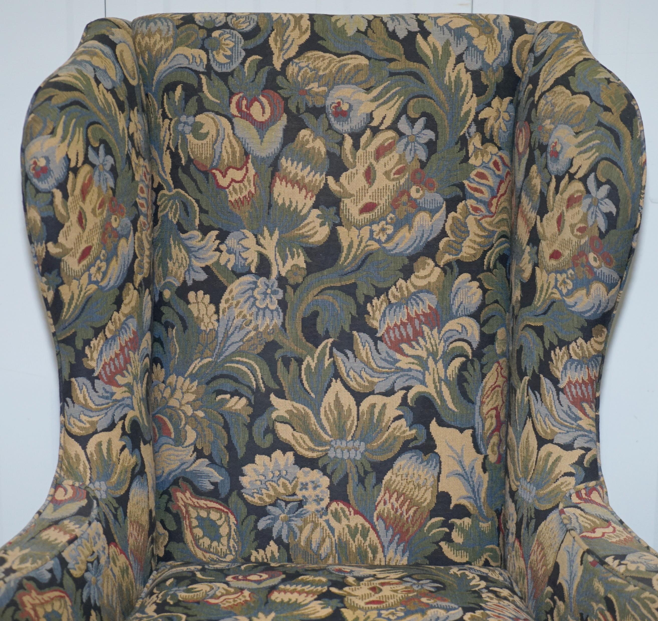 Tissu d'ameublement Wood & Hogan New York Fauteuil Blenheim Wingback en noyer de William Morris en vente