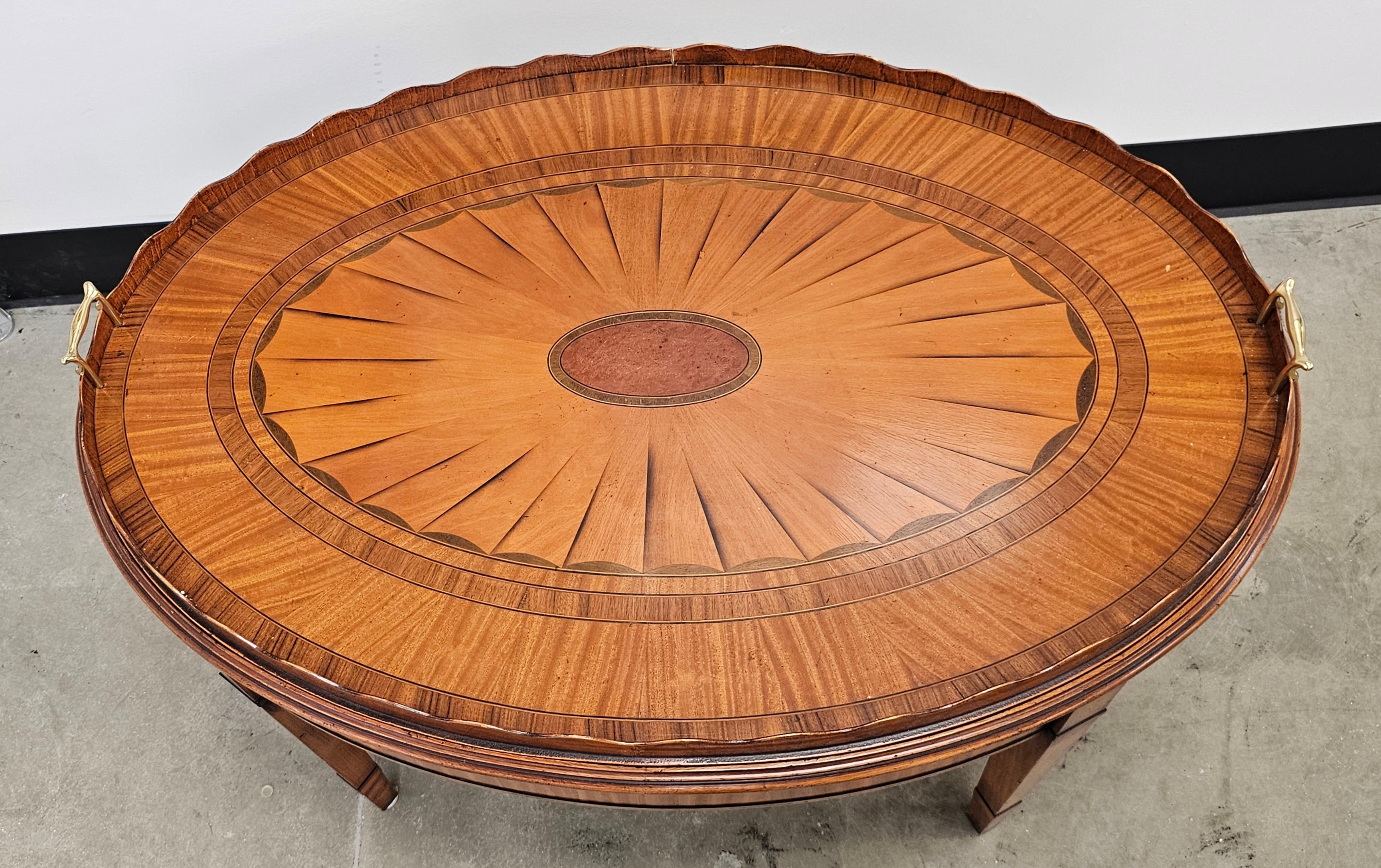 Britannique Table à plateau Norfolk incrustée de bois exotiques mélangés de style Hogan Sheraton en vente
