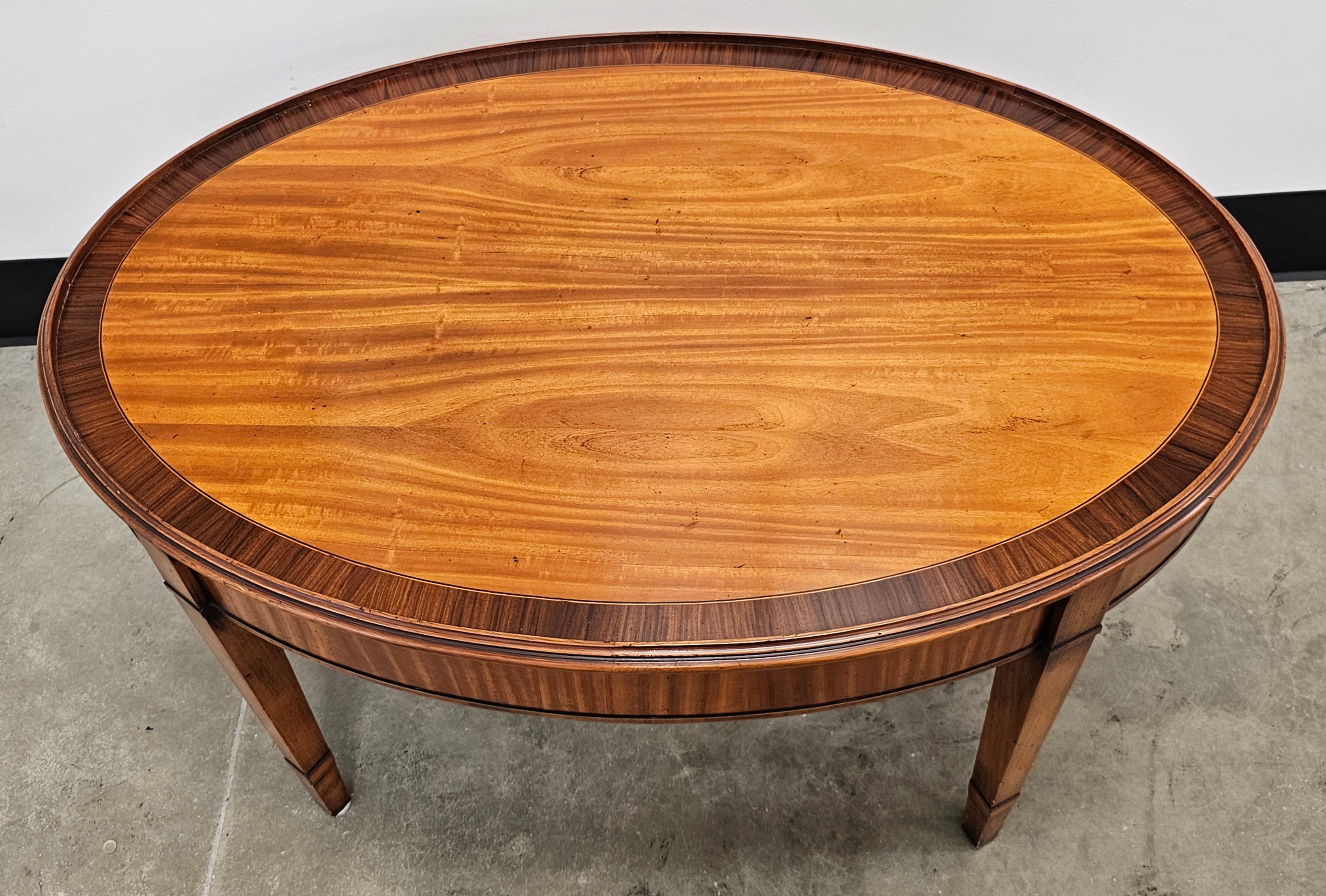 XXIe siècle et contemporain Table à plateau Norfolk incrustée de bois exotiques mélangés de style Hogan Sheraton en vente