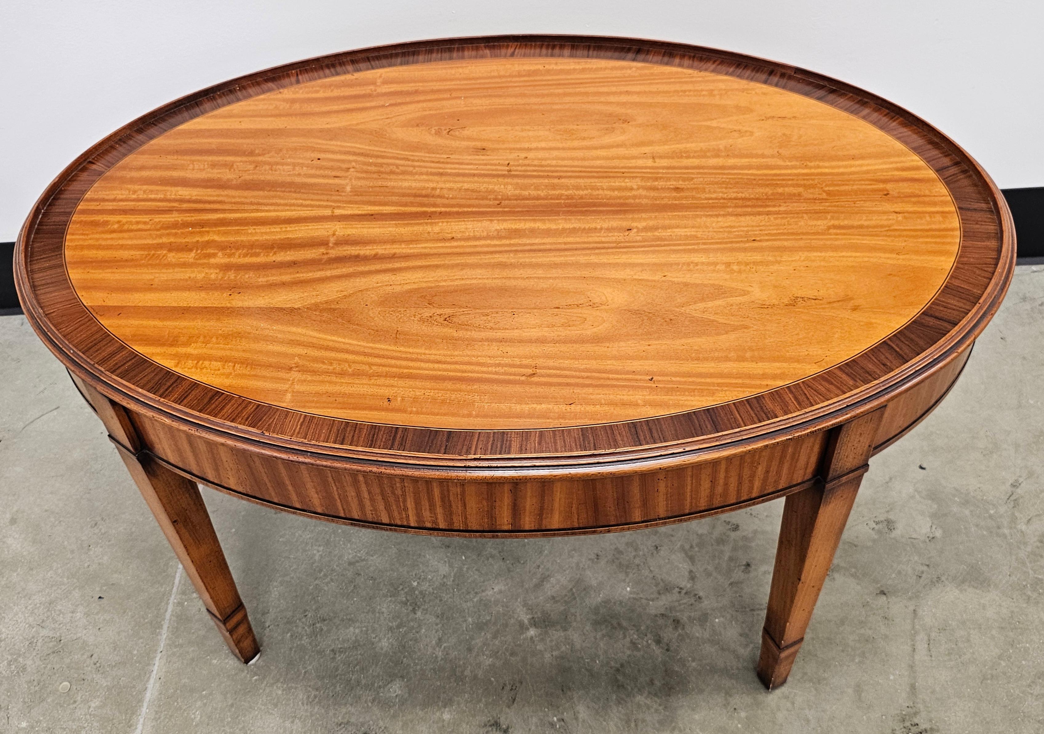 Buis Table à plateau Norfolk incrustée de bois exotiques mélangés de style Hogan Sheraton en vente