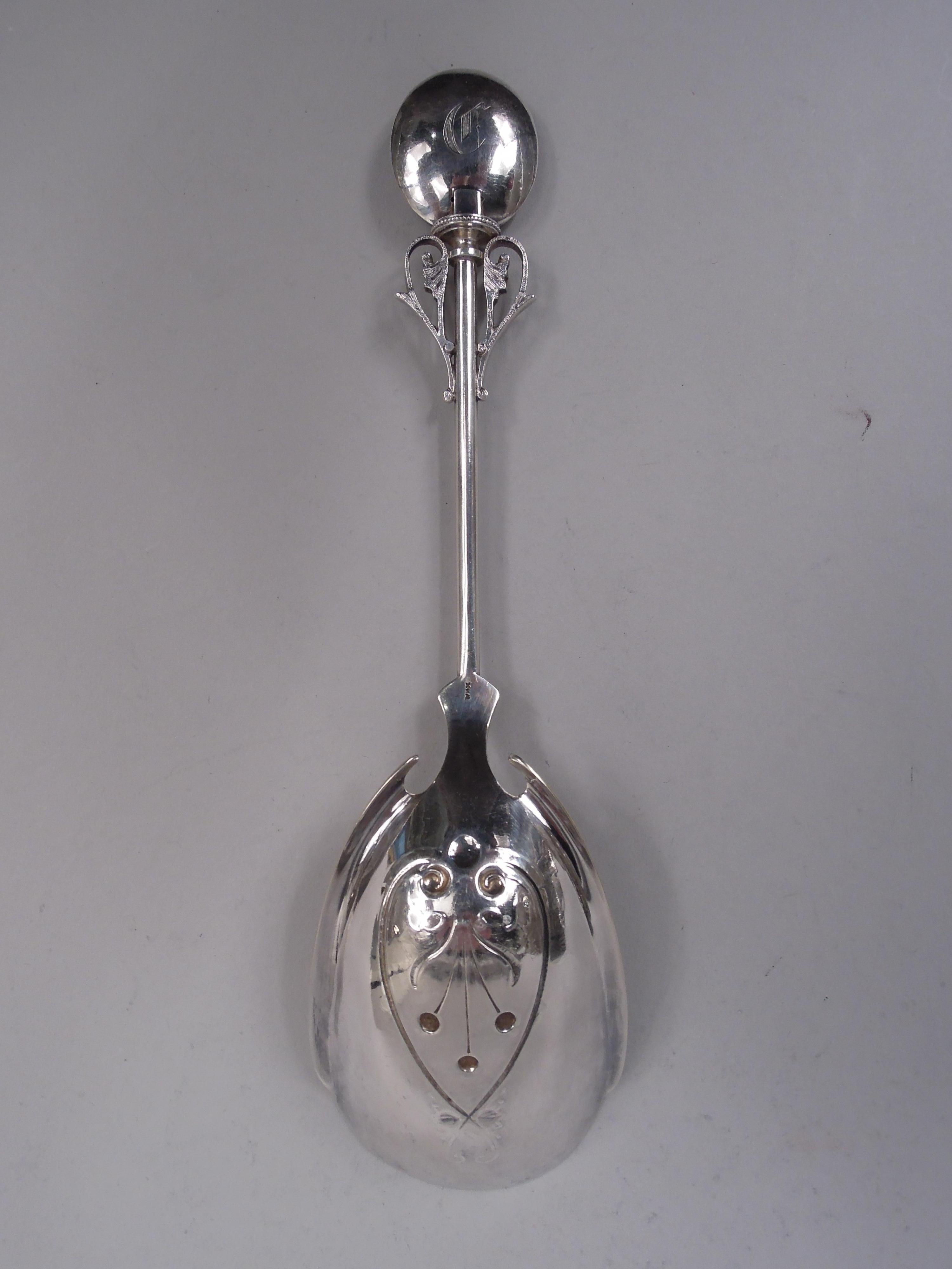 Pièce de monnaie médaillon en argent. Fabriqué par Wood & Hughes à New York, vers 1860. Tige cylindrique montée avec des volutes de feuilles. Borne ronde avec profil masculin tourné vers la droite sur fond pointillé, montée sur un disque perlé ;