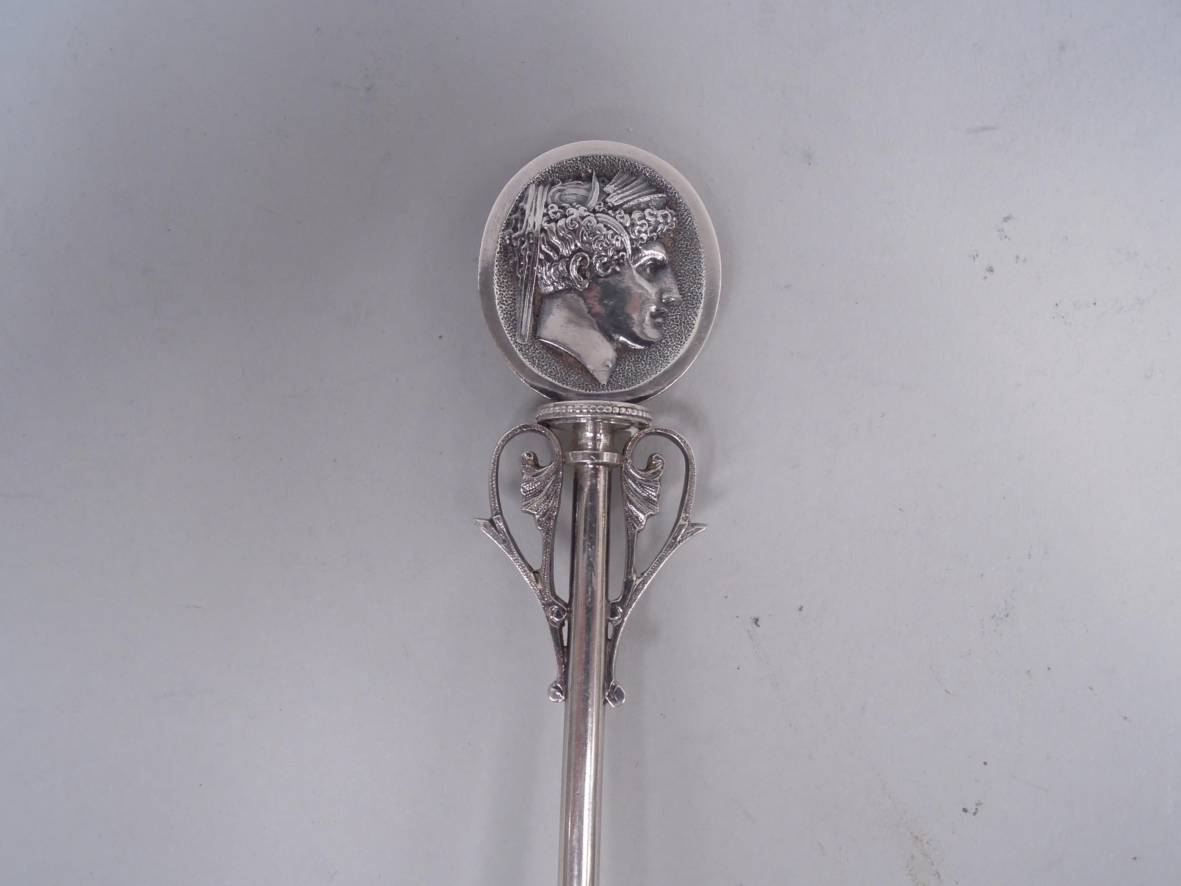 Classique américain Wood & Hughes New York Medallion Coin Silver Scoop Spoon (cuillère à soupe en argent) en vente