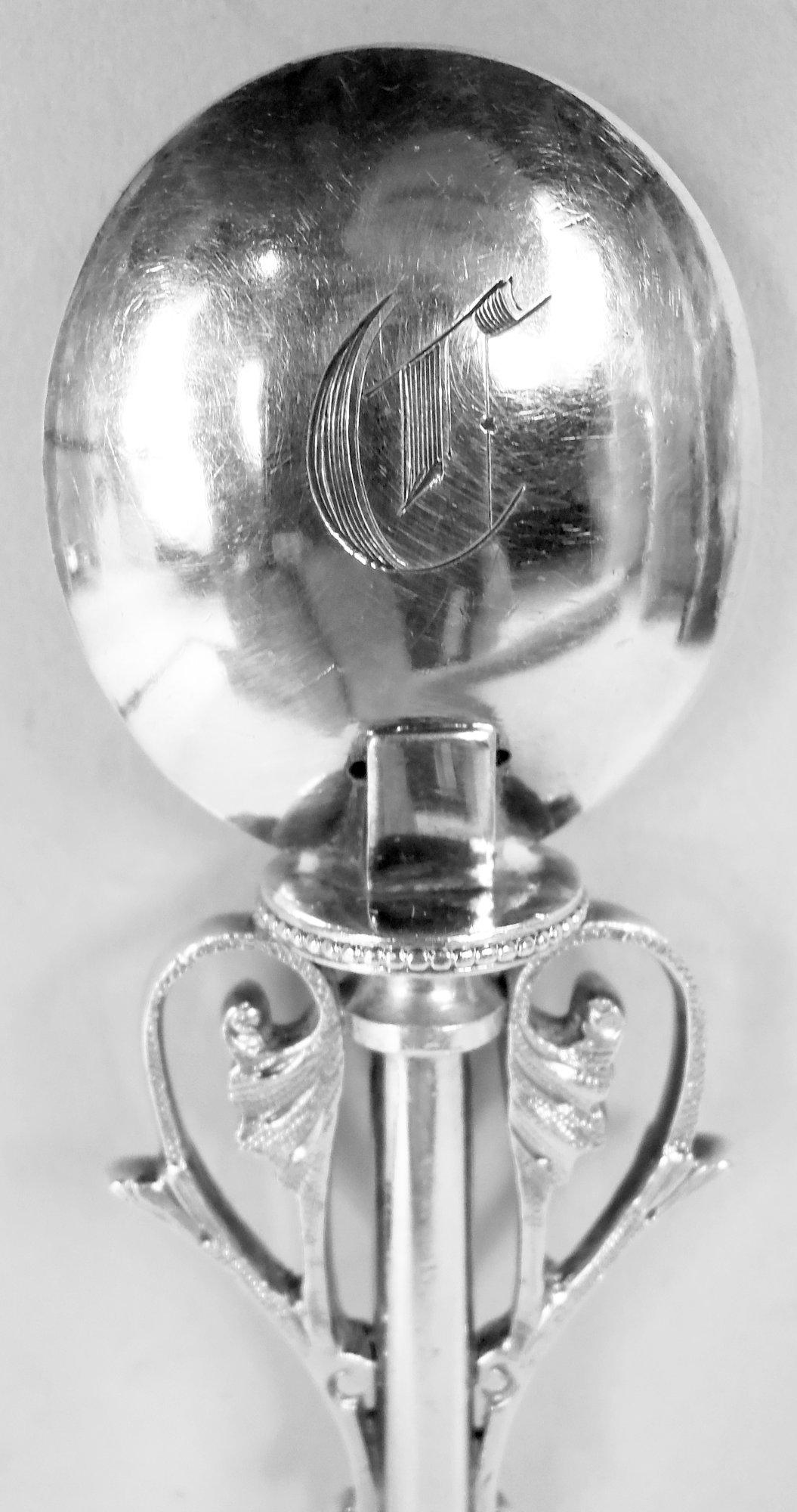 Américain Wood & Hughes New York Medallion Coin Silver Scoop Spoon (cuillère à soupe en argent) en vente