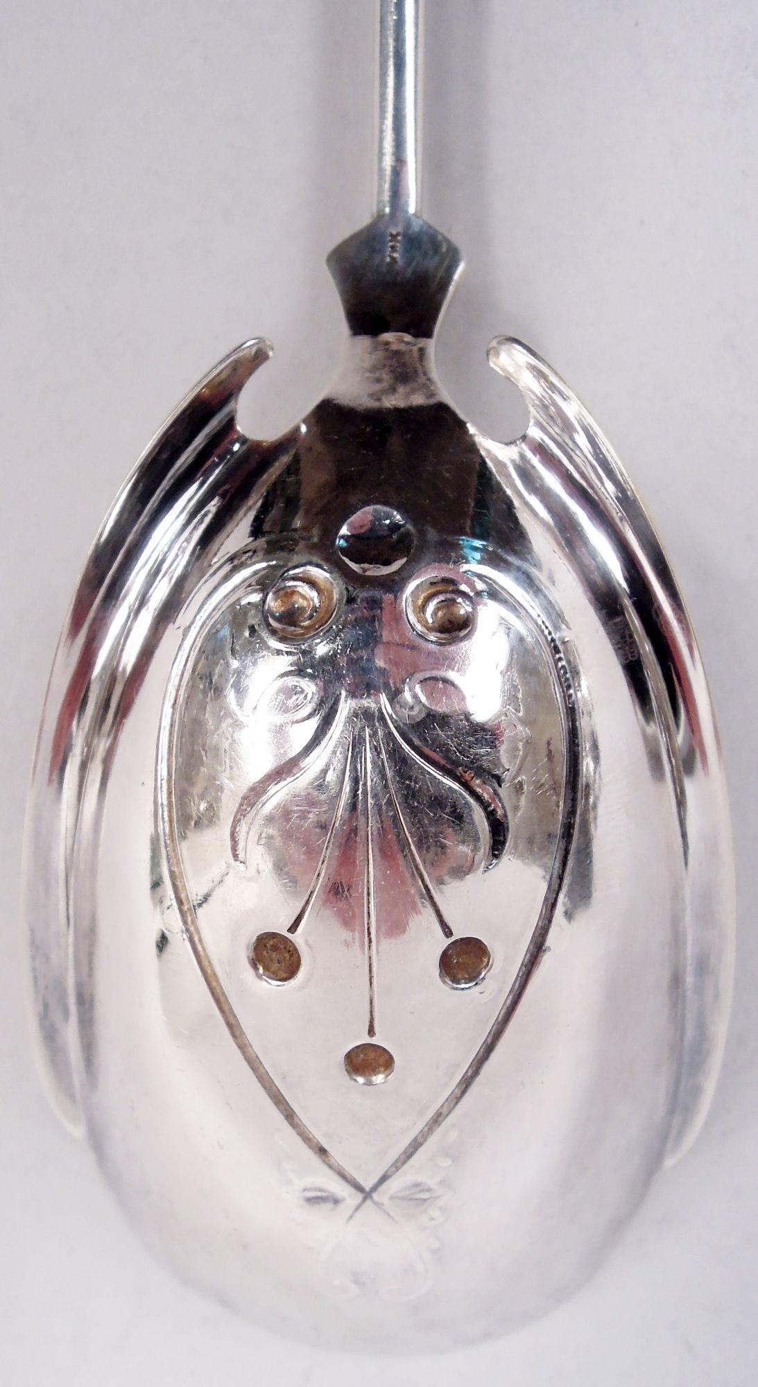 XIXe siècle Wood & Hughes New York Medallion Coin Silver Scoop Spoon (cuillère à soupe en argent) en vente
