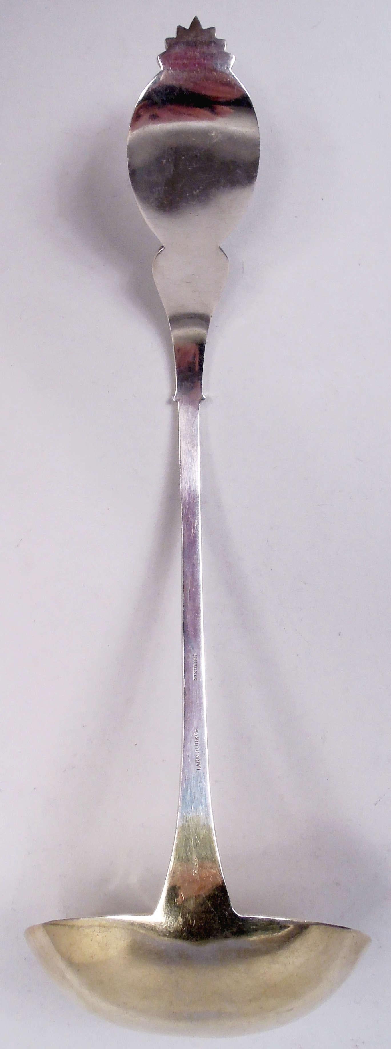Louche à soupe en argent sterling avec médaillon. Fabriqué par Wood & Hughes à New York, vers 1870. Ovale perlé et pointillé avec profil féminin (Diana) tourné vers la gauche et surmonté d'une coquille Saint-Jacques. La tige cannelée est ornée de