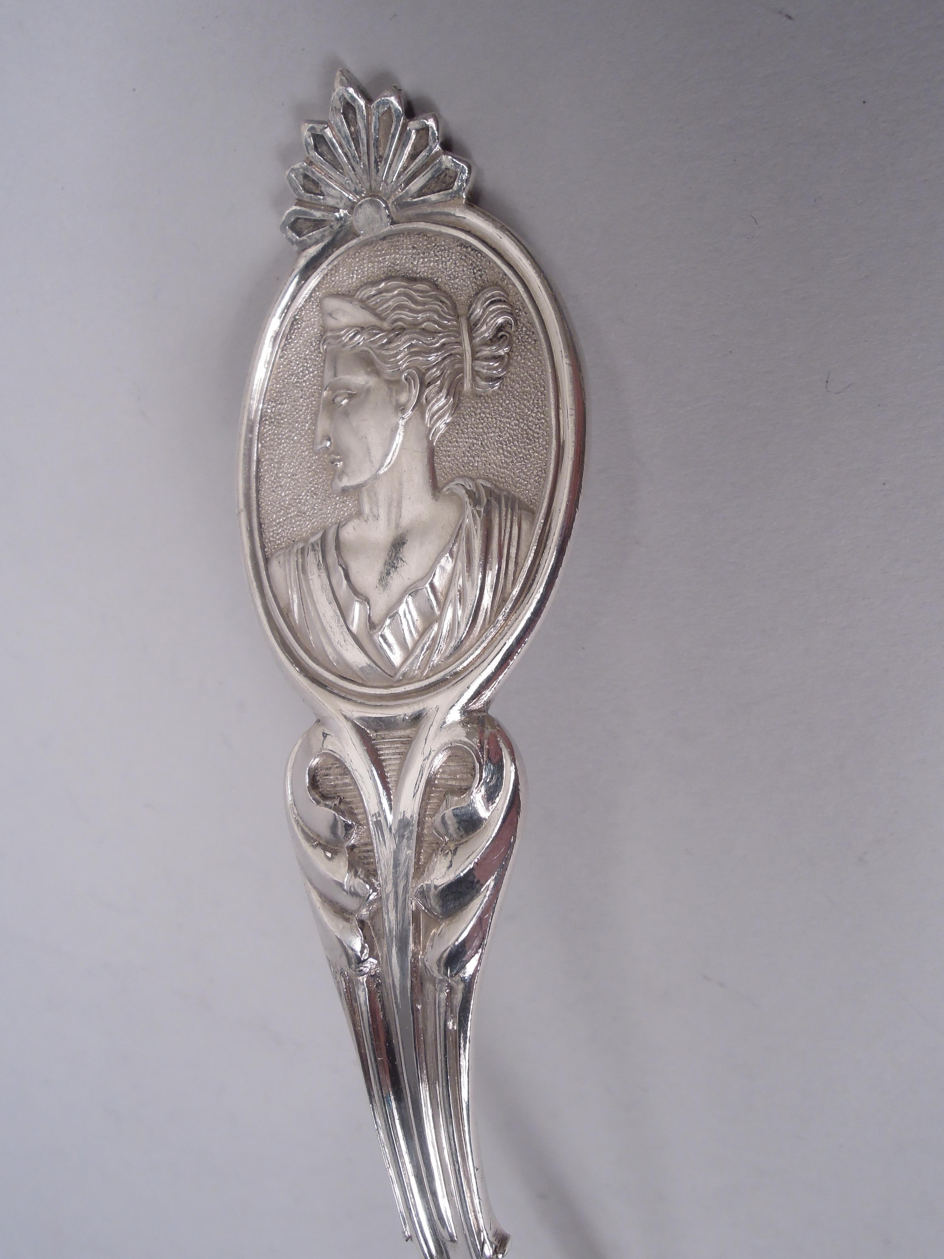 Américain Wood & Hughes New York Medallion Diana Sterling Silver Soup Ladle (louche à soupe) en vente