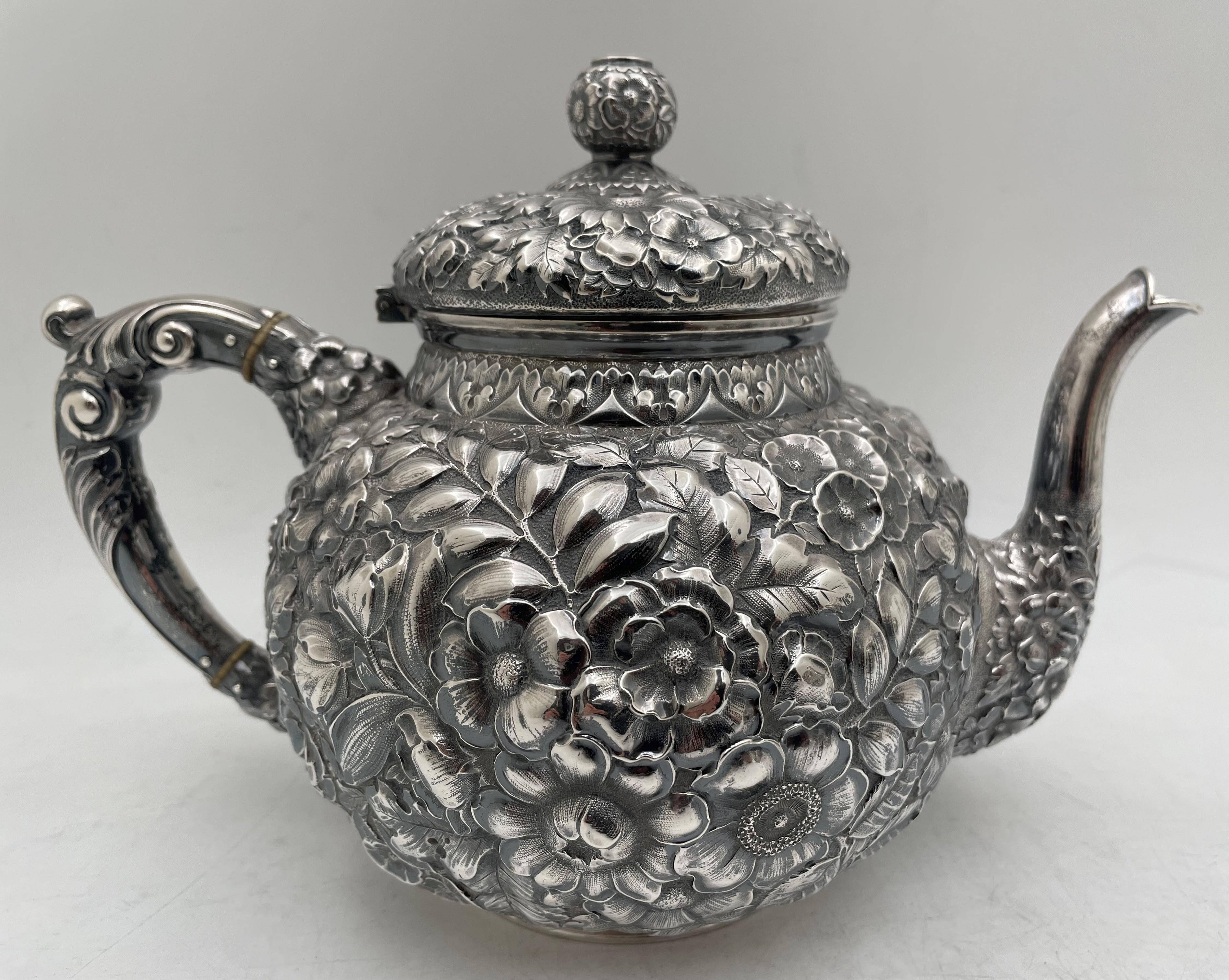 Service à thé de 6 pièces en argent sterling repoussé du 19ème siècle avec plateau Wood & Hughes Bon état - En vente à New York, NY