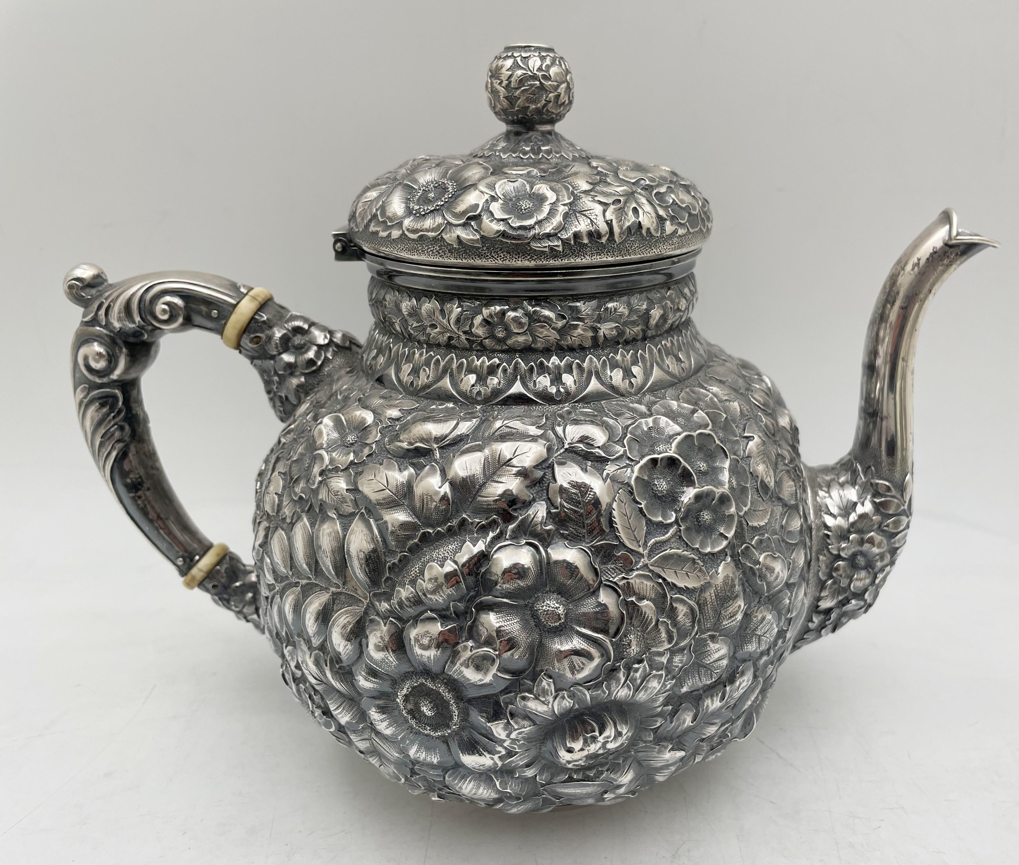 Service à thé de 6 pièces en argent sterling repoussé du 19ème siècle avec plateau Wood & Hughes en vente 2