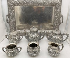 Service à thé de 6 pièces en argent sterling repoussé du 19ème siècle avec plateau Wood & Hughes