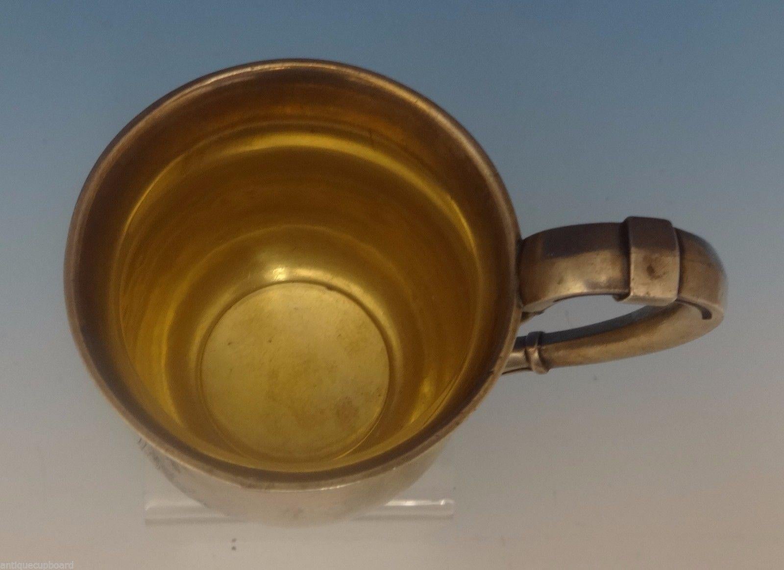 Wood & Hughes
Tasse ou mug pour enfant en bois et en argent sterling de Hughes. La pièce est taillée à vif et son intérieur est lavé à l'or. Il n'a jamais porté de monogramme. Il date des années 1880 et mesure 4 de haut, 4 1/2 de large et pèse 4,5