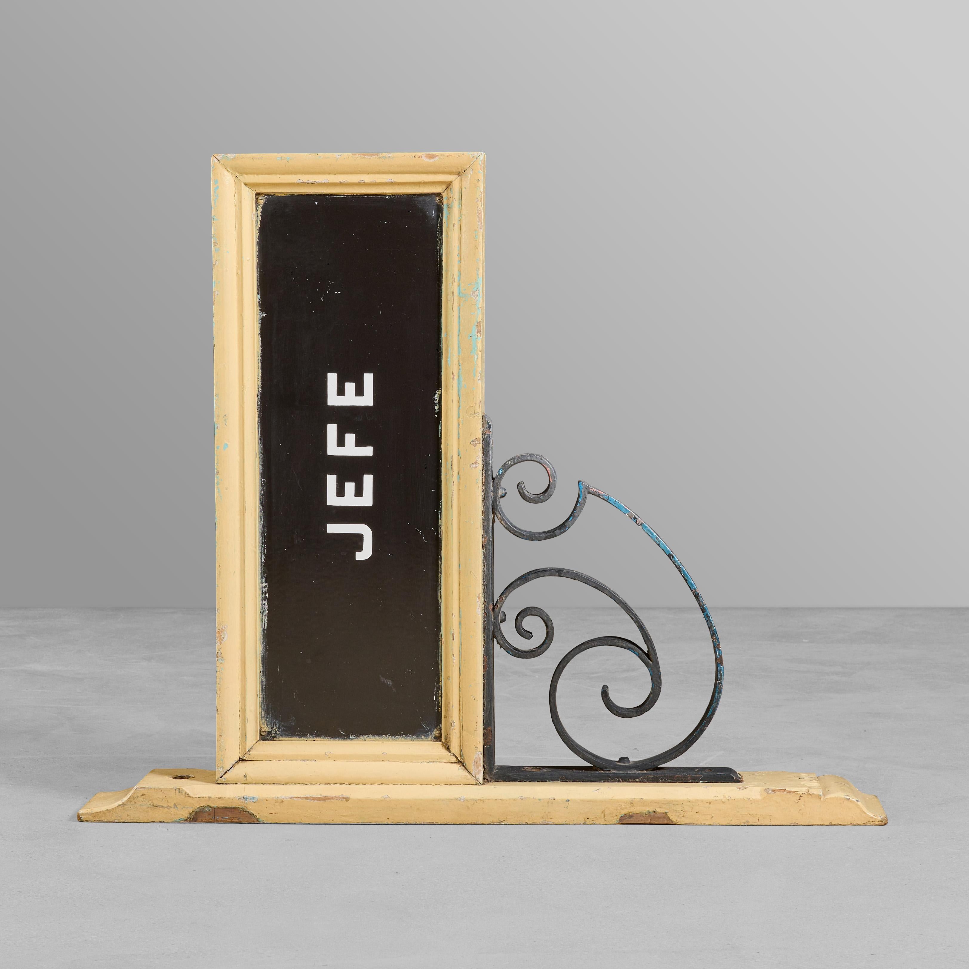 Holz, Eisen und Emaille „Jefe“-Schild im Zustand „Gut“ im Angebot in Chicago, IL