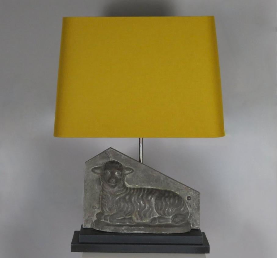 Lampe de table contemporaine en bois et en fer réalisée à partir d'un moule d'agneau en chocolat belge ancien. Belgique.

