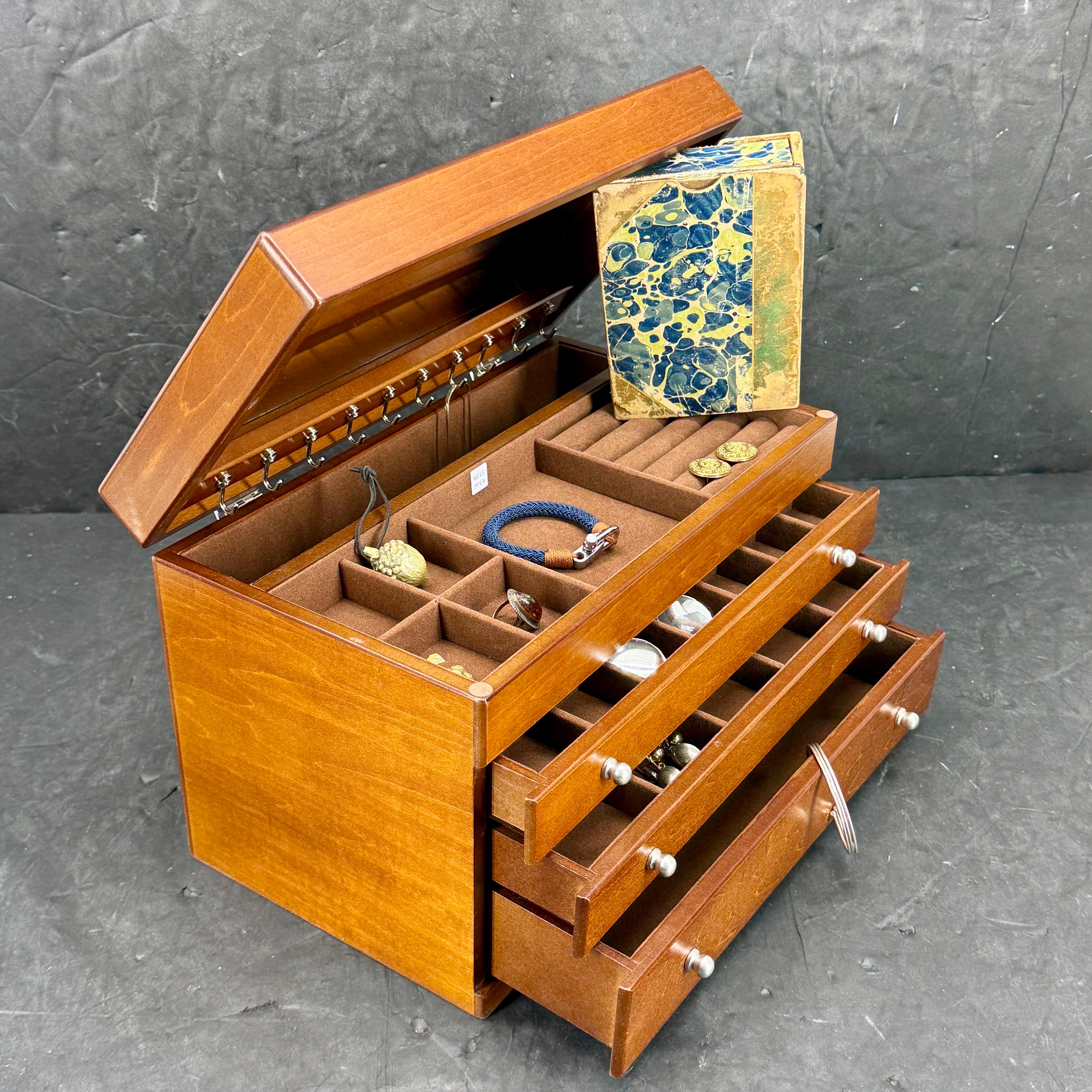 Boîte à bijoux en bois avec tiroirs Intérieur en daim Excellent état - En vente à Haddonfield, NJ