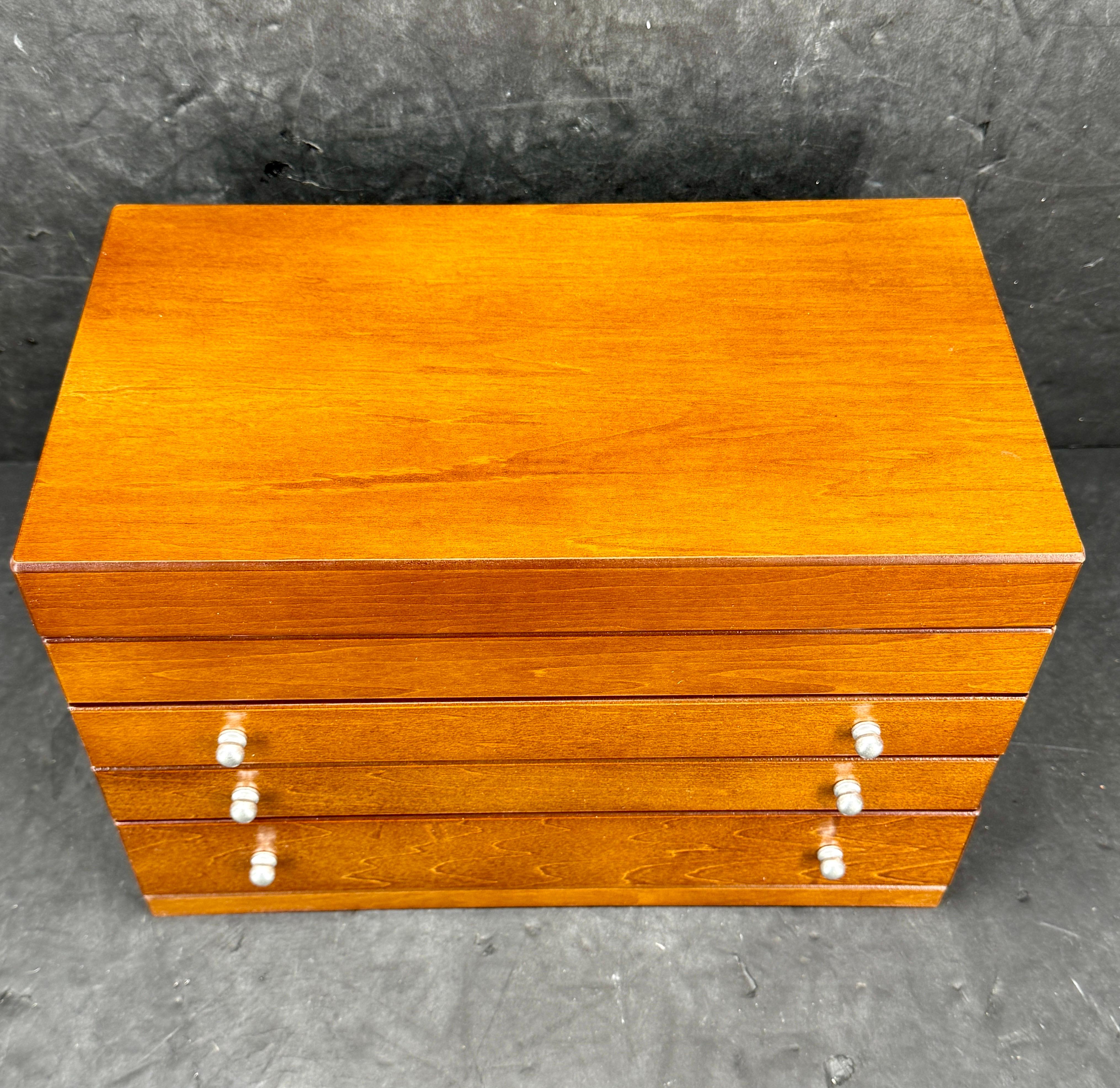 XXIe siècle et contemporain Boîte à bijoux en bois avec tiroirs Intérieur en daim en vente