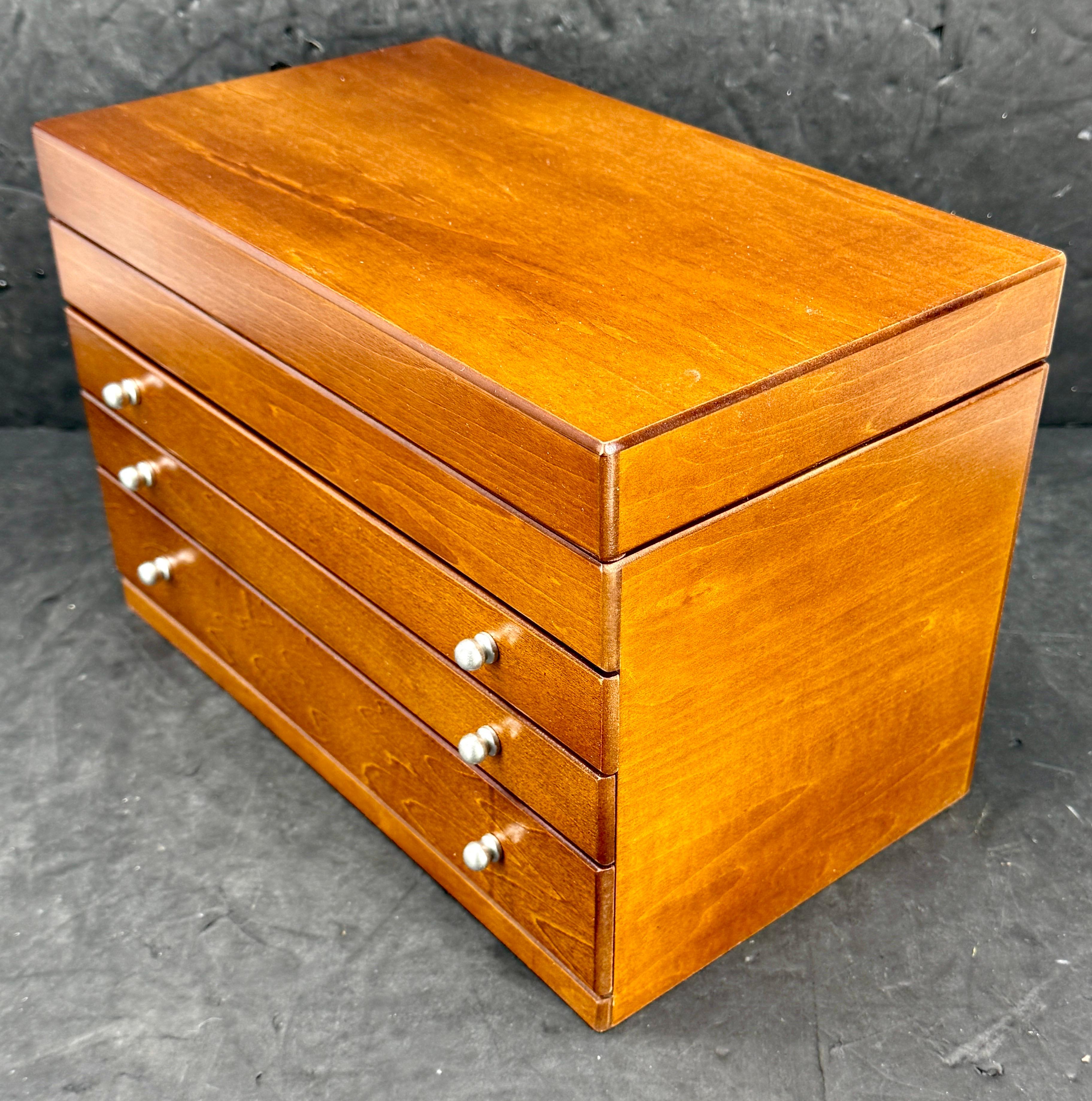 Boîte à bijoux en bois avec tiroirs Intérieur en daim en vente 1