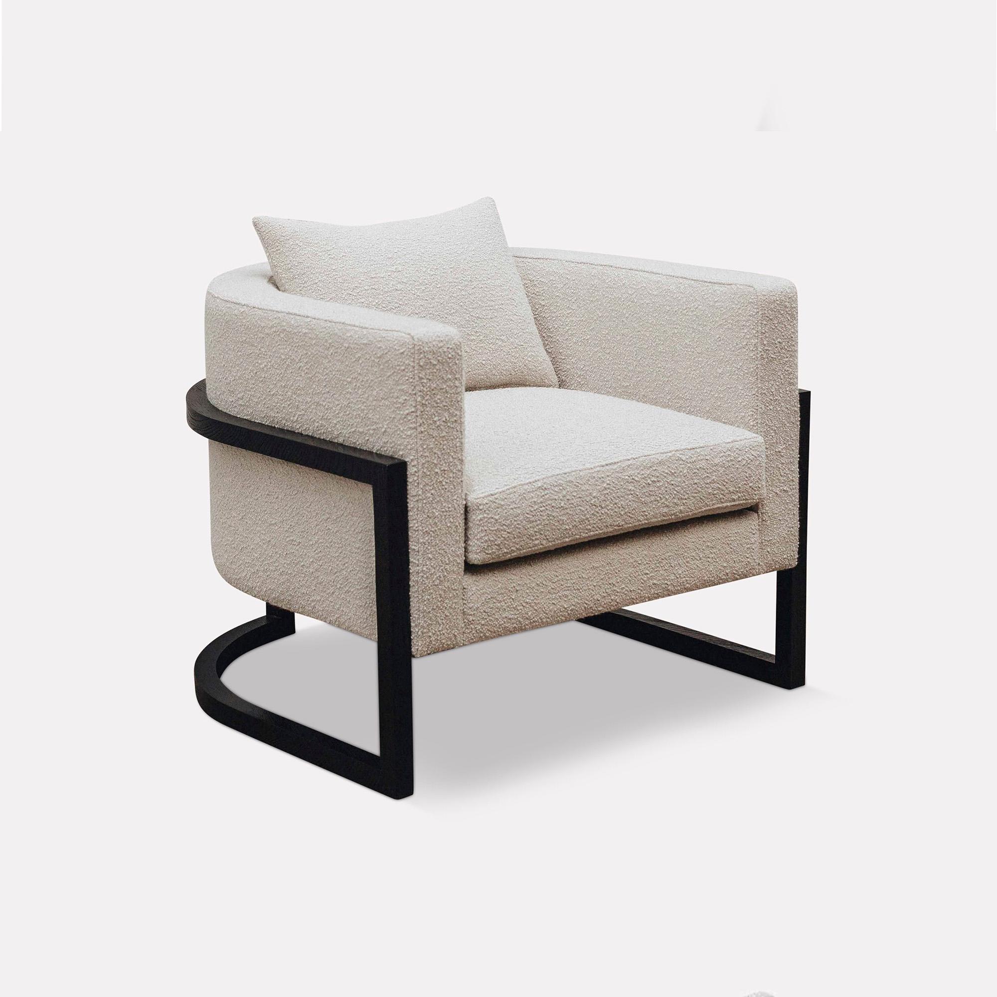 Sillón Wood Julius by Duistt
Dimensiones: An 86 x Pr 84 x Al 70 cm
Materiales: Tejido Duistt, Roble Oscurecido
Notas: Se incluye un cojín para el respaldo

El sillón de madera JULIUS, elaborado con gran atención al detalle, presenta líneas limpias y
