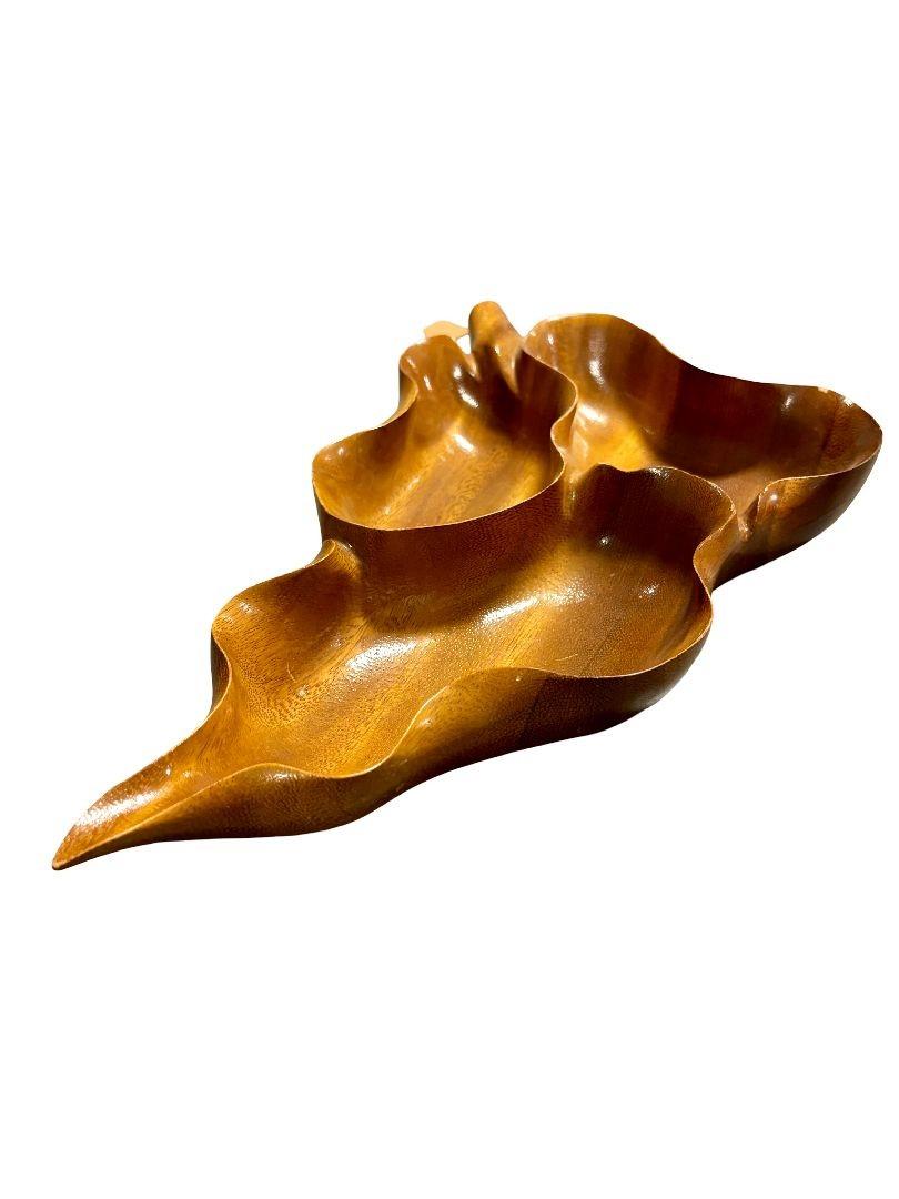 Carved Wood Leaf Divided Serving Dish Bowl In Excellent Condition For Sale In Van Nuys, CA