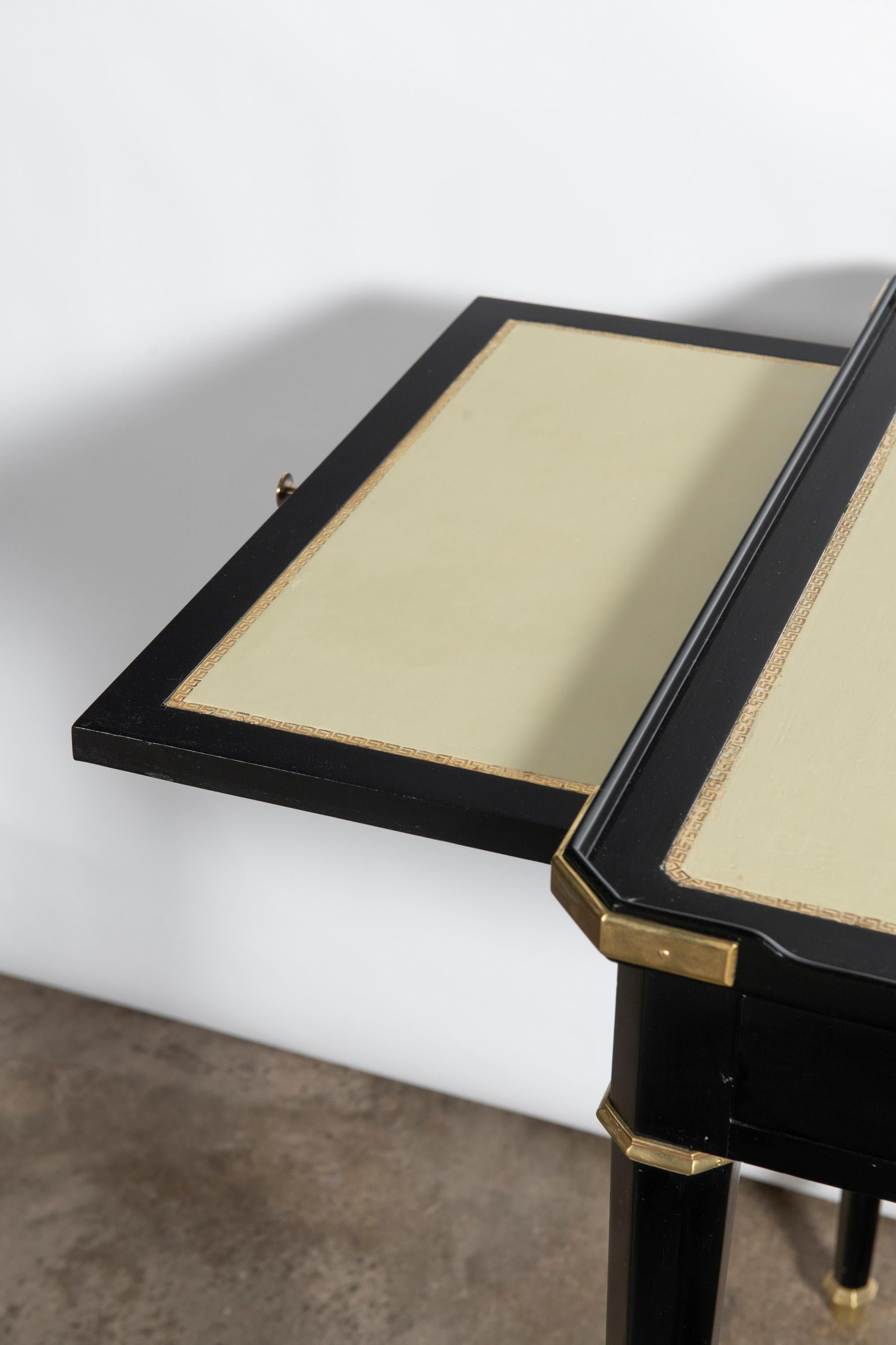 Scrivania in legno, pelle e bronzo attribuita alla Maison Jansen, Francia, circa 1950. in vendita 4