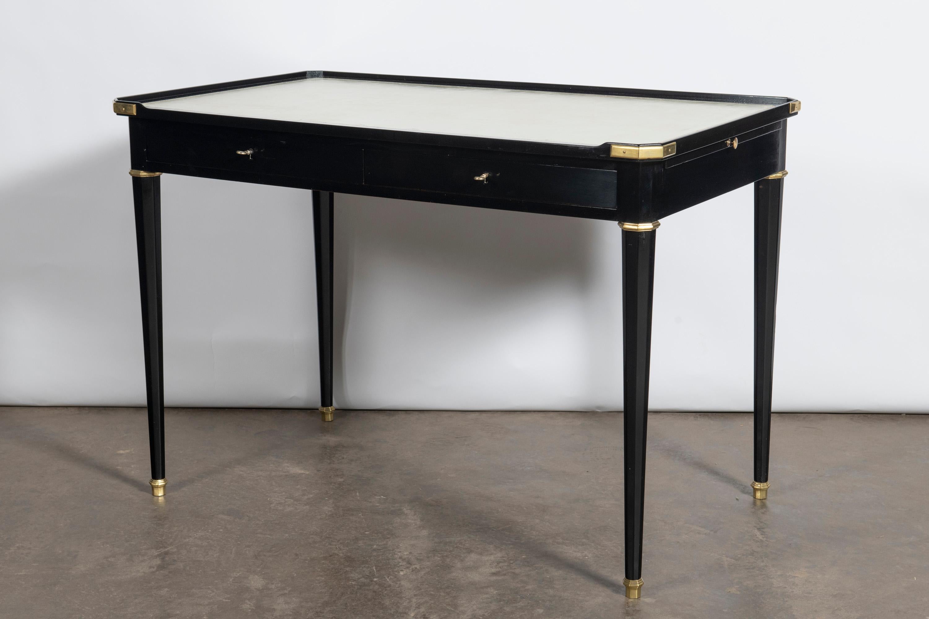Mid-Century moderno Scrivania in legno, pelle e bronzo attribuita alla Maison Jansen, Francia, circa 1950. in vendita