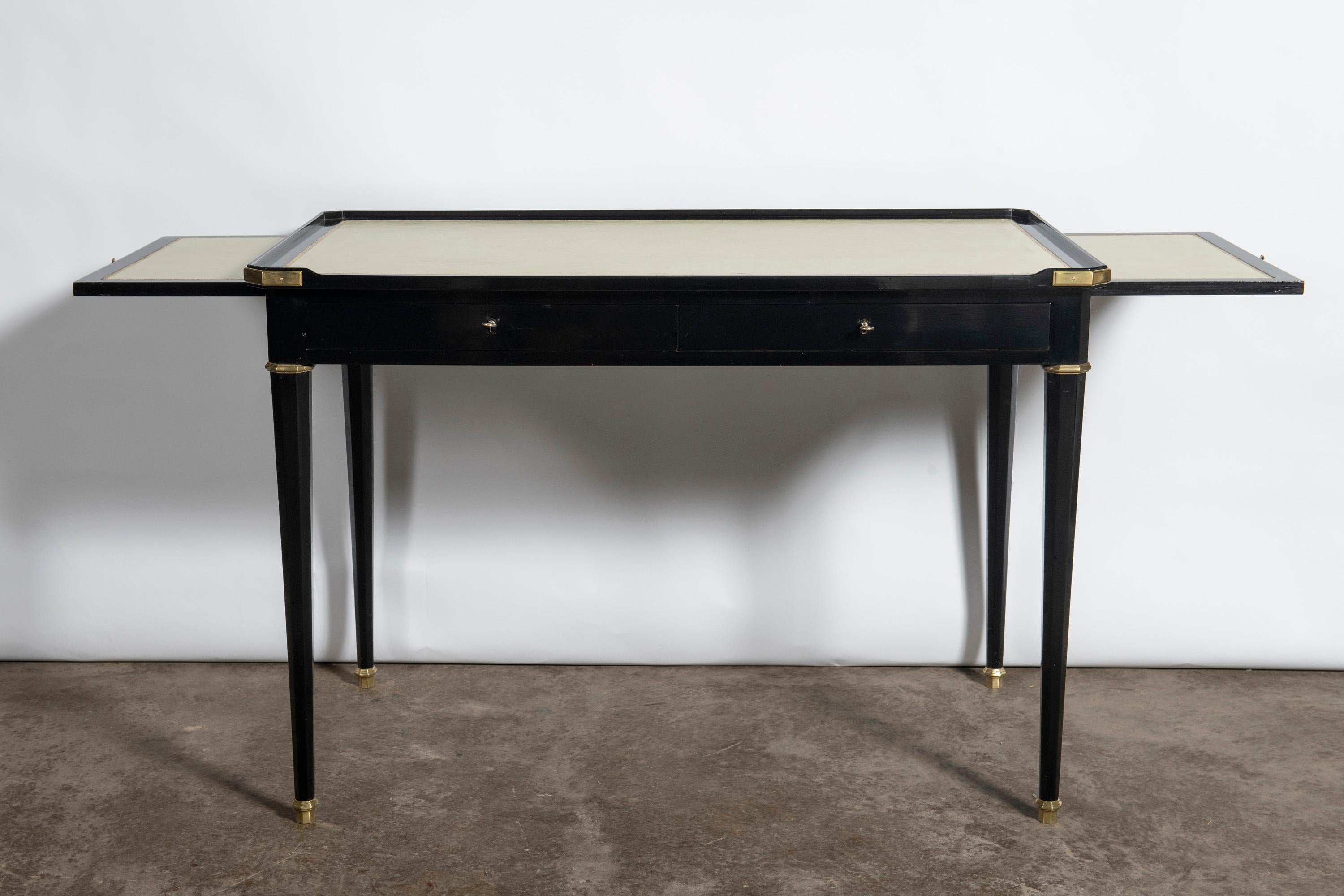 Francese Scrivania in legno, pelle e bronzo attribuita alla Maison Jansen, Francia, circa 1950. in vendita