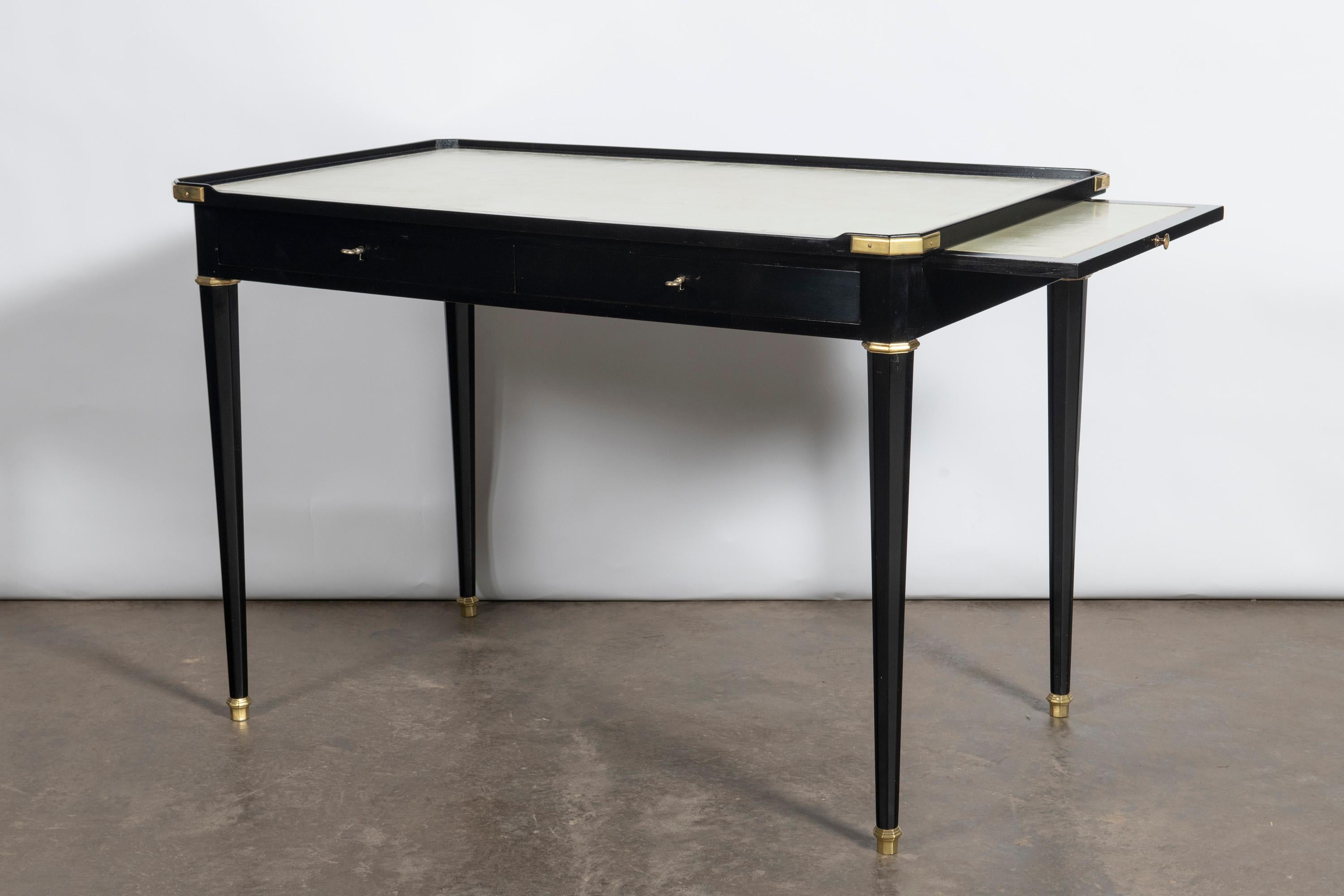 Scrivania in legno, pelle e bronzo attribuita alla Maison Jansen, Francia, circa 1950. In condizioni buone in vendita a Buenos Aires, Buenos Aires