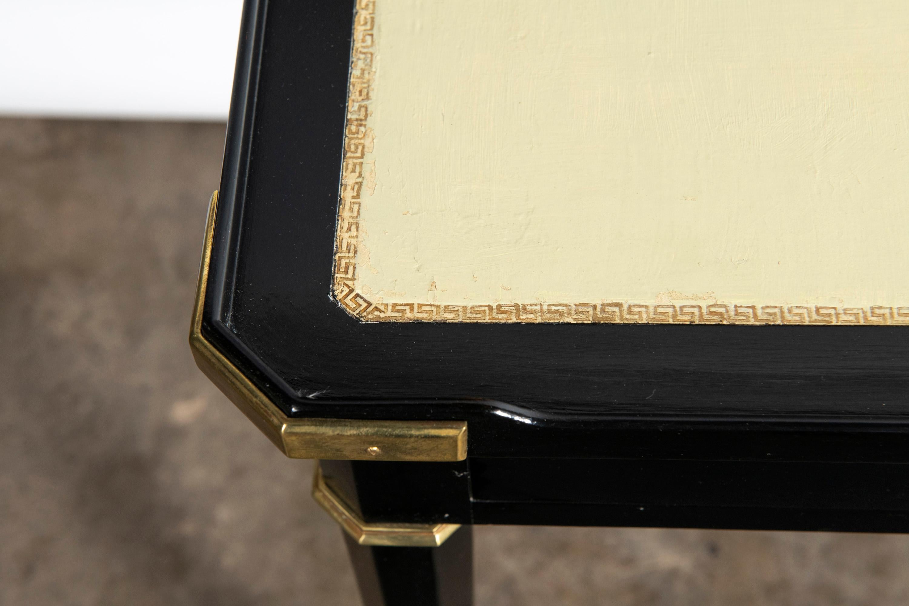 Scrivania in legno, pelle e bronzo attribuita alla Maison Jansen, Francia, circa 1950. in vendita 2