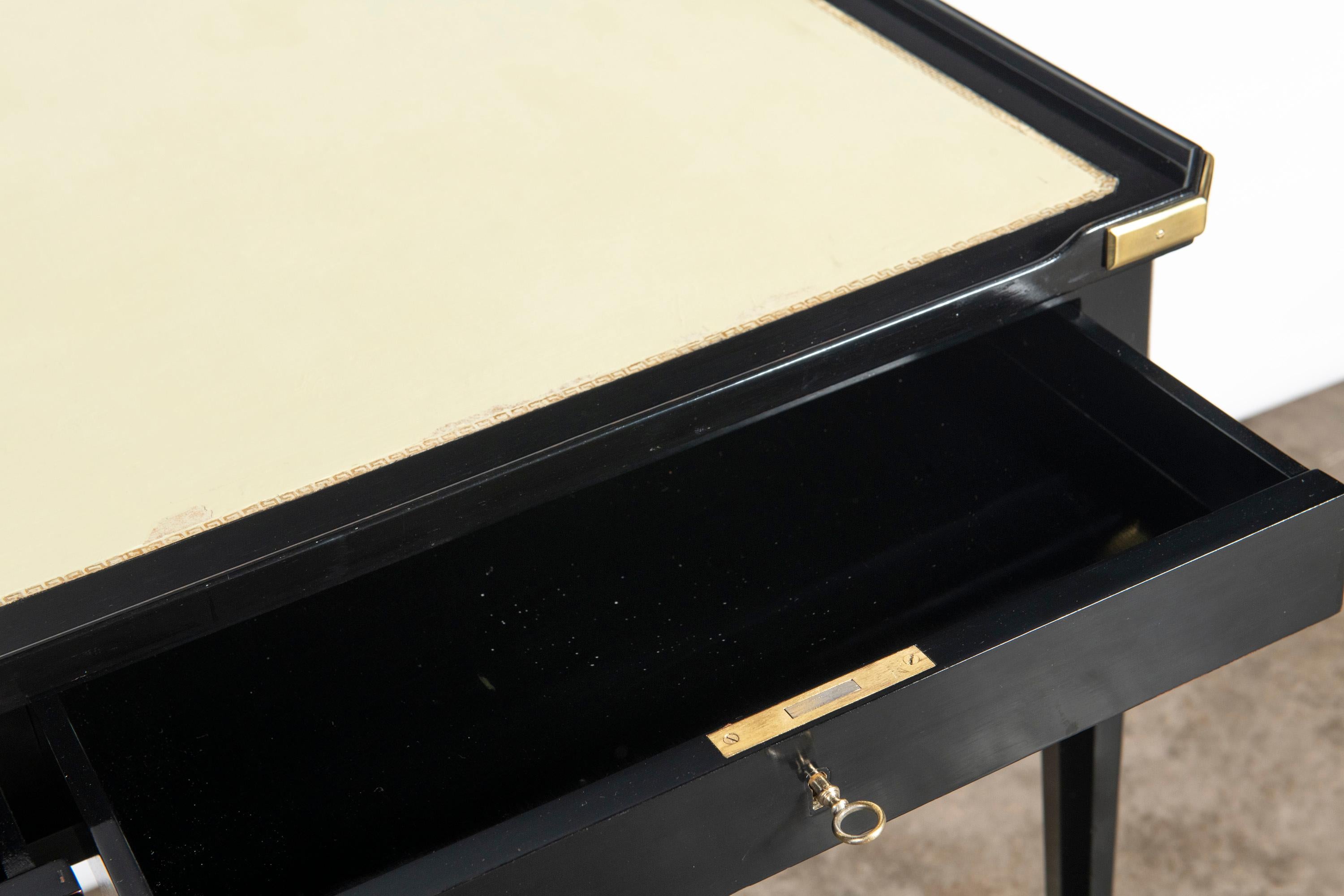 Scrivania in legno, pelle e bronzo attribuita alla Maison Jansen, Francia, circa 1950. in vendita 3