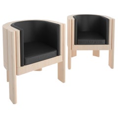 Chaise en bois et cuir de Black Table Studio, érable, représentée par Tuleste Factory