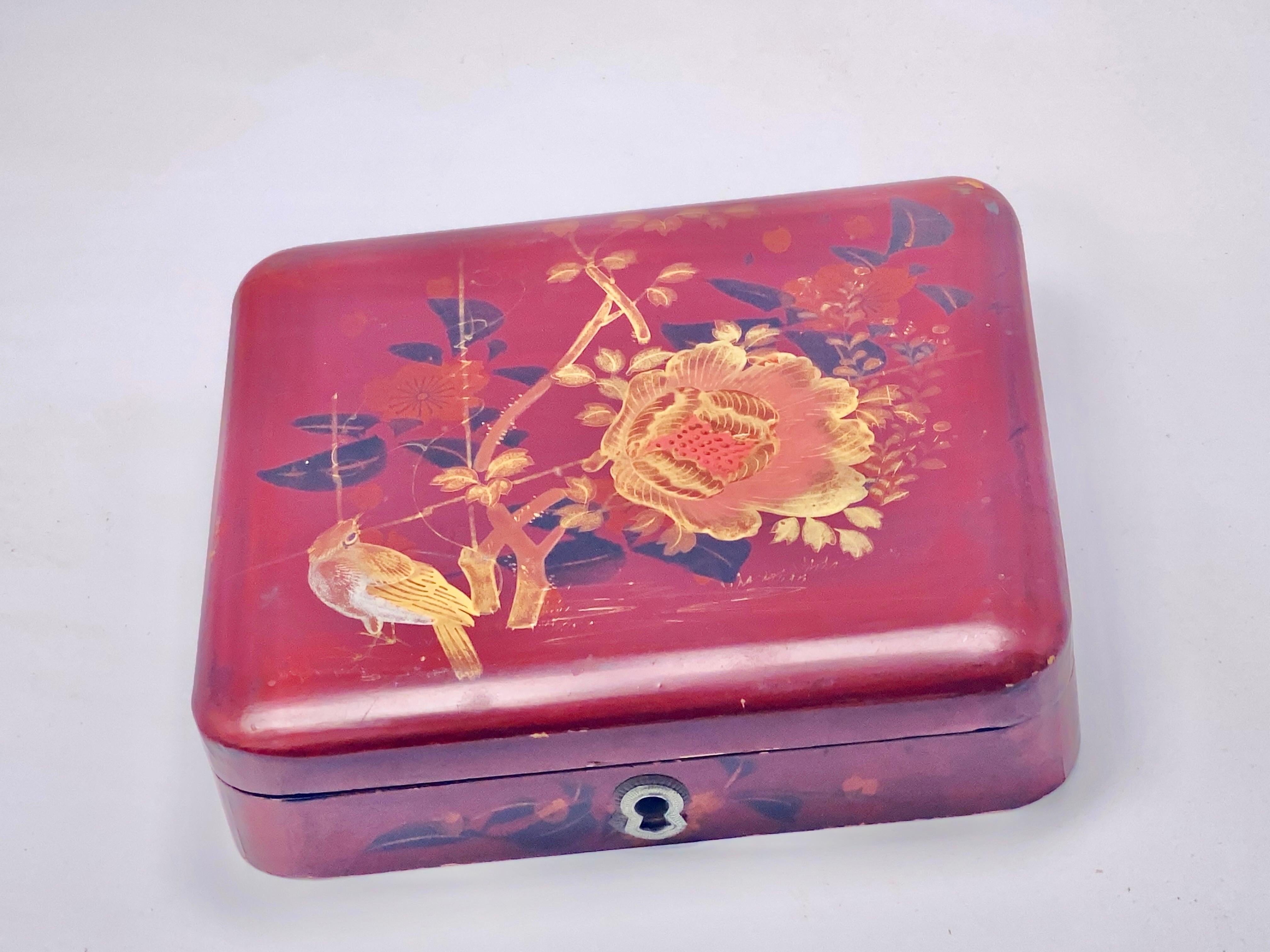 This box is a japanese box, early 20th century, in a red laquer, representing a bird and a flower.
This has been made in Japan.