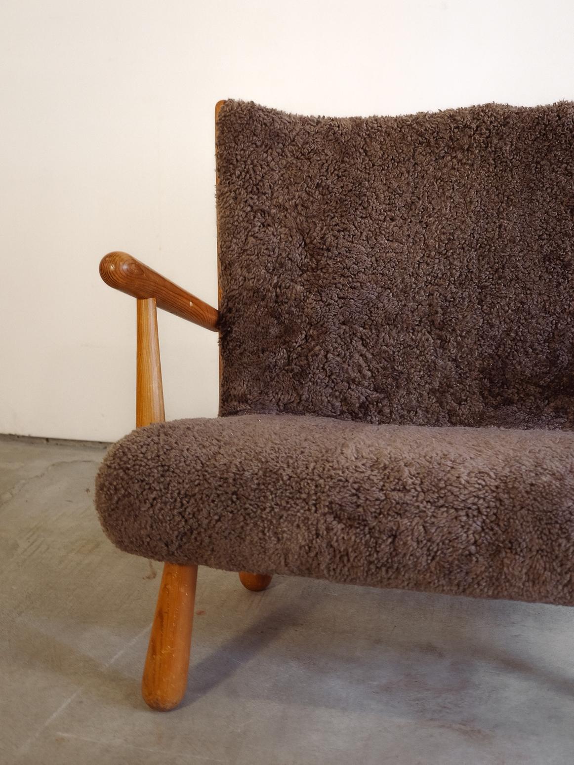 Asiento de amor de madera con piel de oveja moca Escandinavo moderno en venta