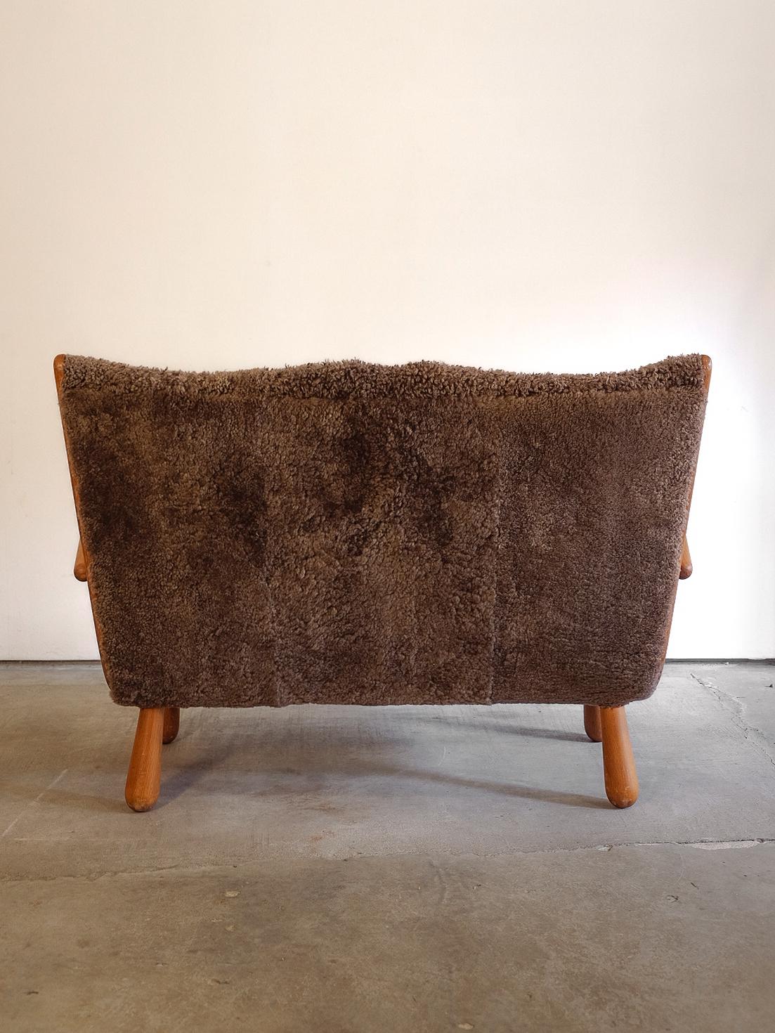 Asiento de amor de madera con piel de oveja moca en Bueno estado para la venta en New York, US
