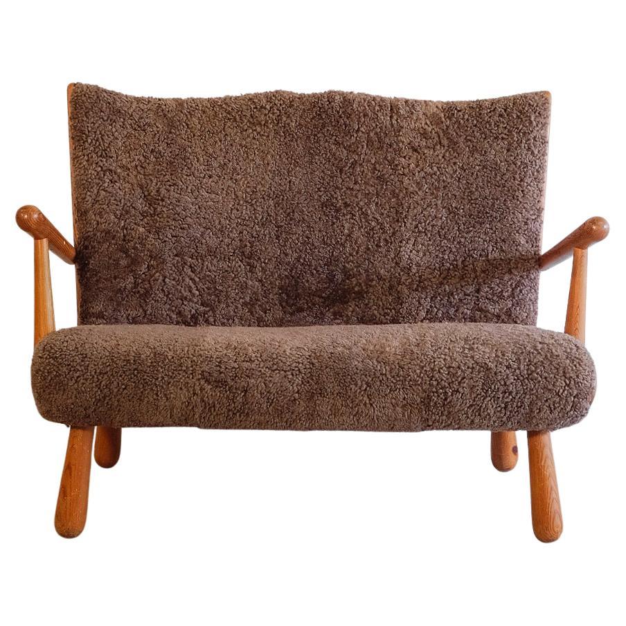 Wood Love Seat mit Mocha-Schafsfell