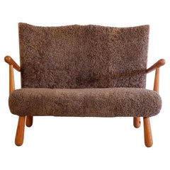 Asiento de amor de madera con piel de oveja moca