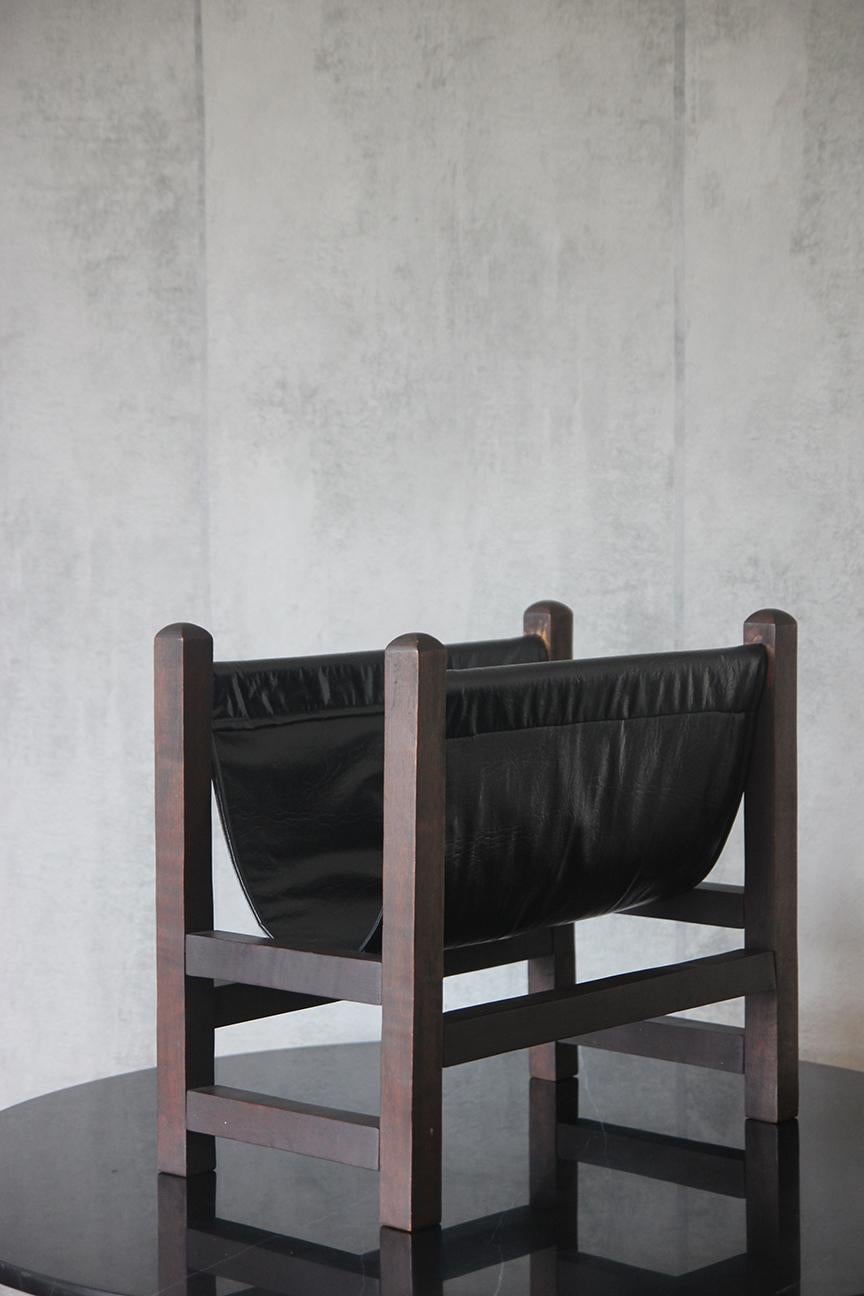 Este impresionante revistero de los años 70 capta la esencia de la icónica estética de diseño de Kai Kristiansen. Fabricado en madera de teca, el marco muestra los tonos ricos y cálidos y el veteado natural que ejemplifican la artesanía escandinava.