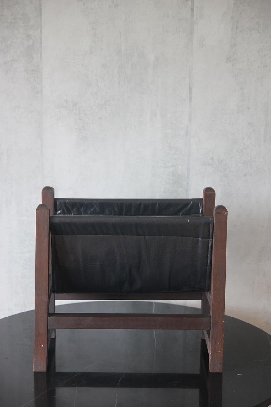Revistero de madera al estilo de Kai Kristiansen Moderno de mediados de siglo en venta