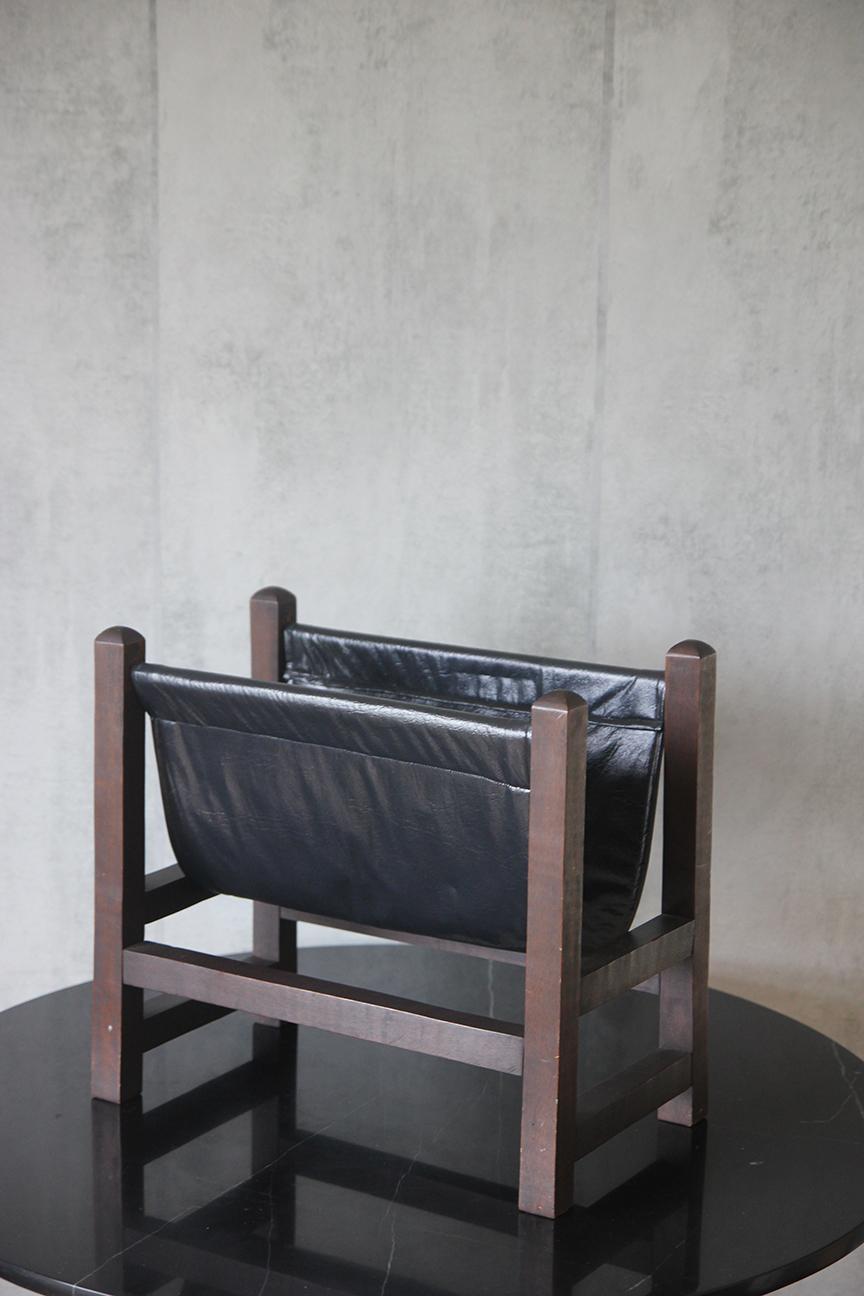 Revistero de madera al estilo de Kai Kristiansen siglo XX en venta