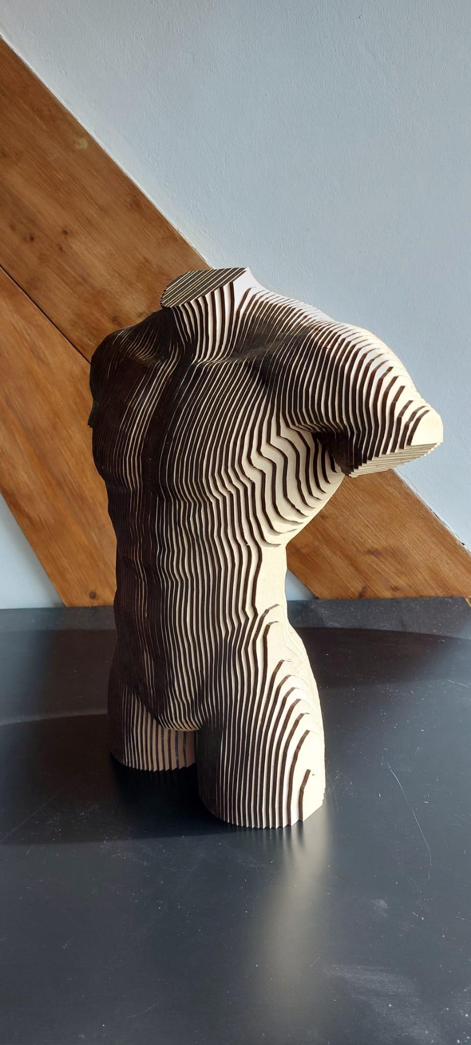 Néerlandais Sculpture de torse masculin en bois MDF  en vente