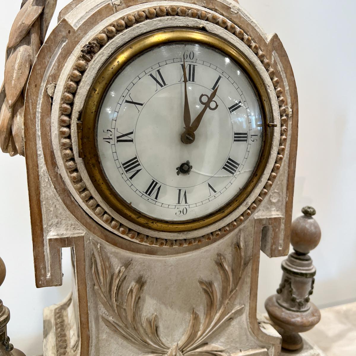 Wood Mantle Clock In Fair Condition For Sale In New Orleans, LA