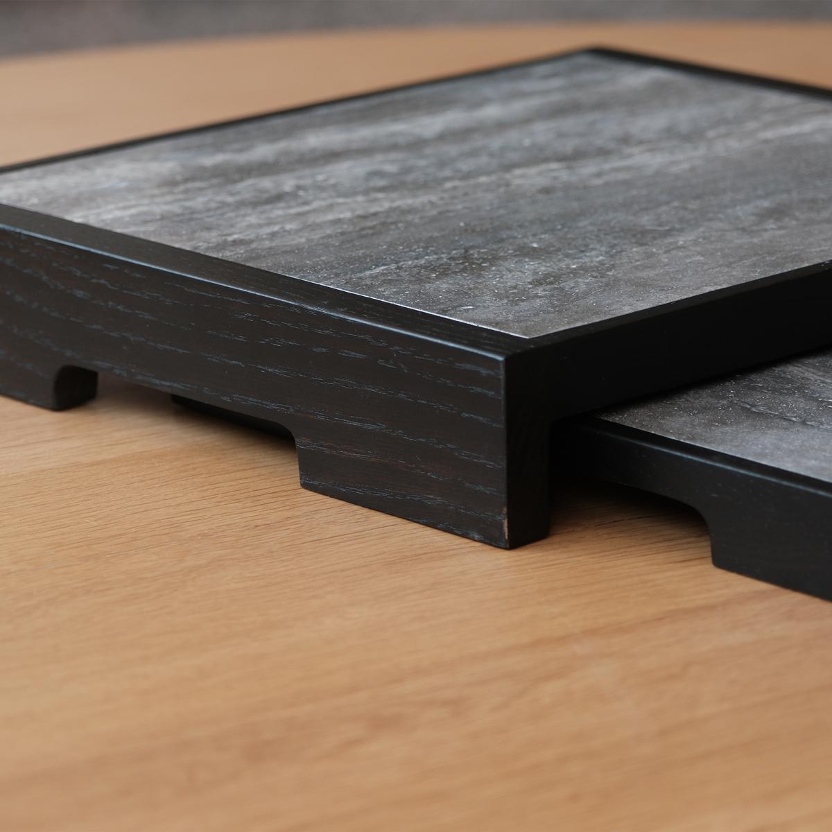 Fabricado con mármol travertino 100% natural y roble macizo, el Juego de bandejas para servir de la serie EDGE equilibra a la perfección la elegancia estética con la funcionalidad cotidiana. La combinación de materiales naturales proporciona un
